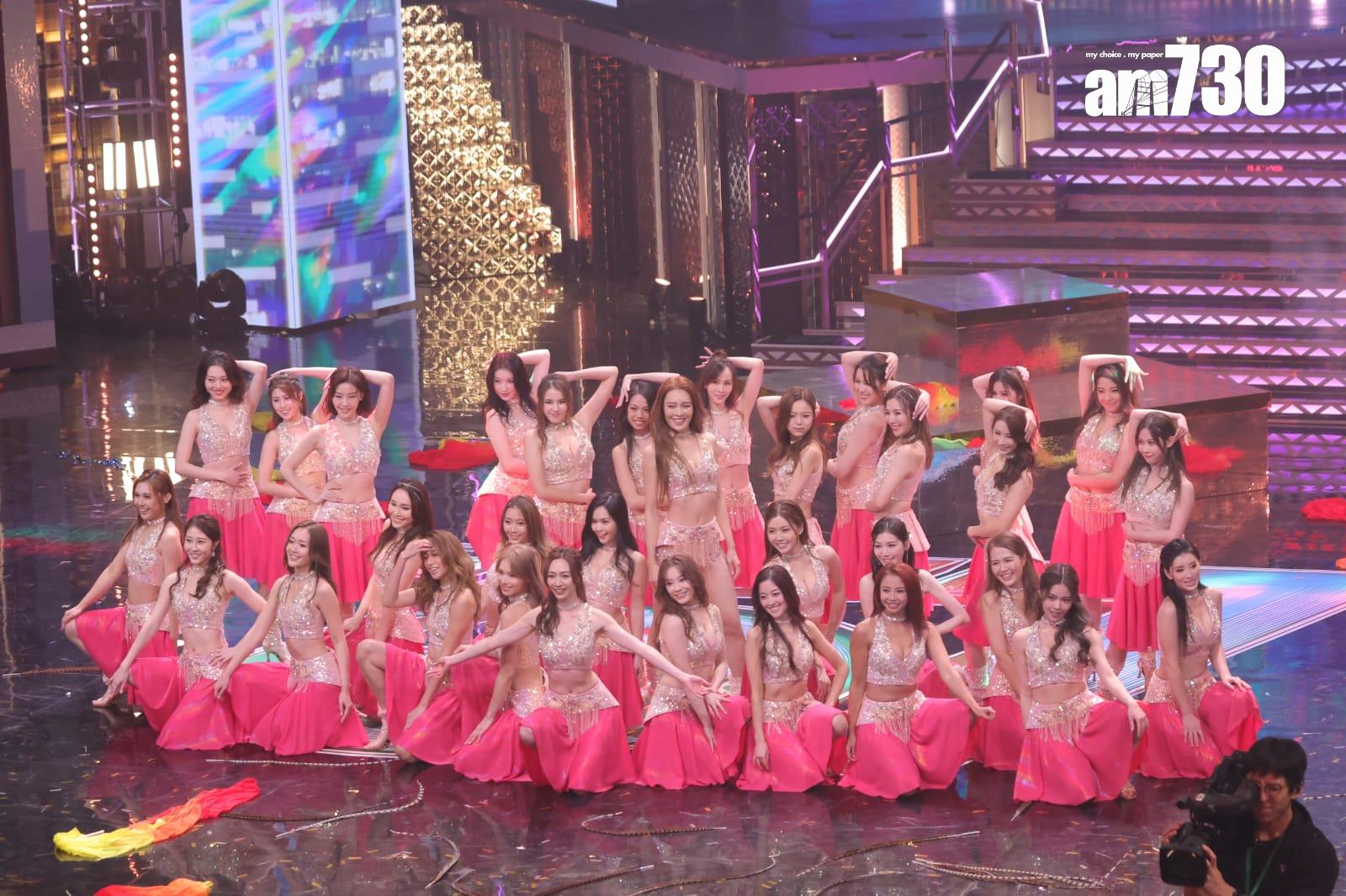 張曦雯率領三十多位女藝人大跳性感舞步。