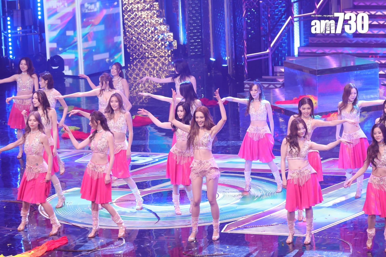 張曦雯率領三十多位女藝人大跳性感舞步。