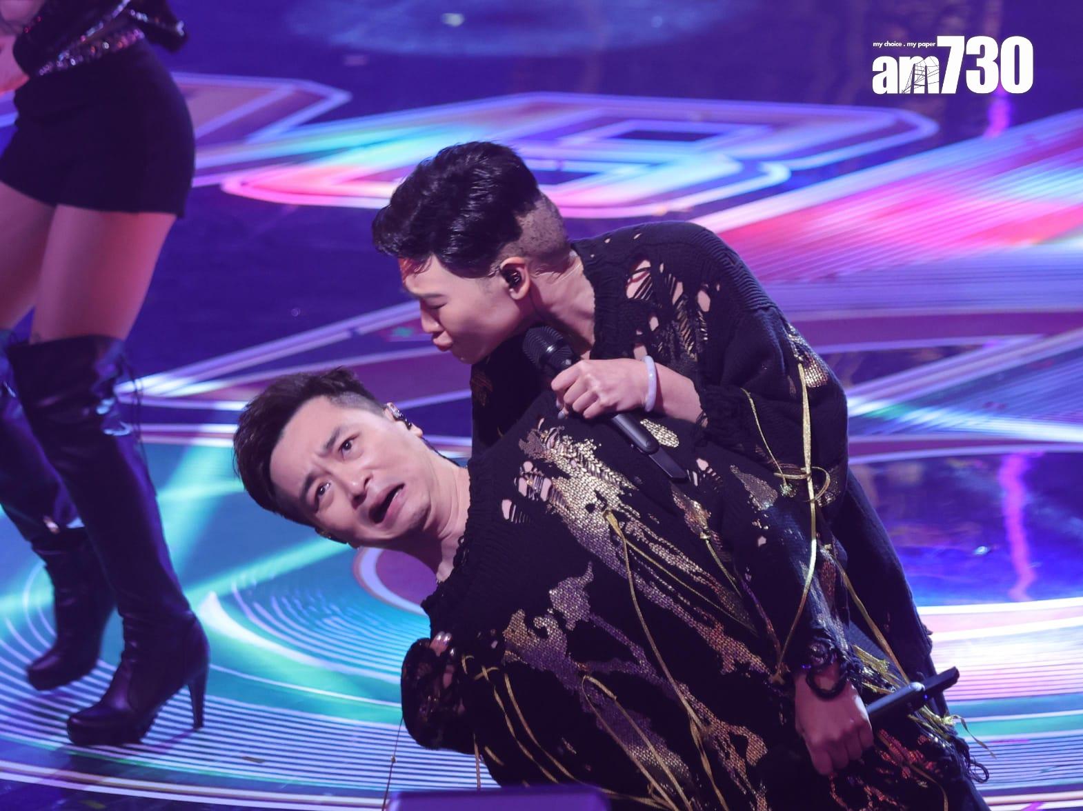 譚輝智、關嘉敏合體跳《屈到病》。(吳康琦攝)