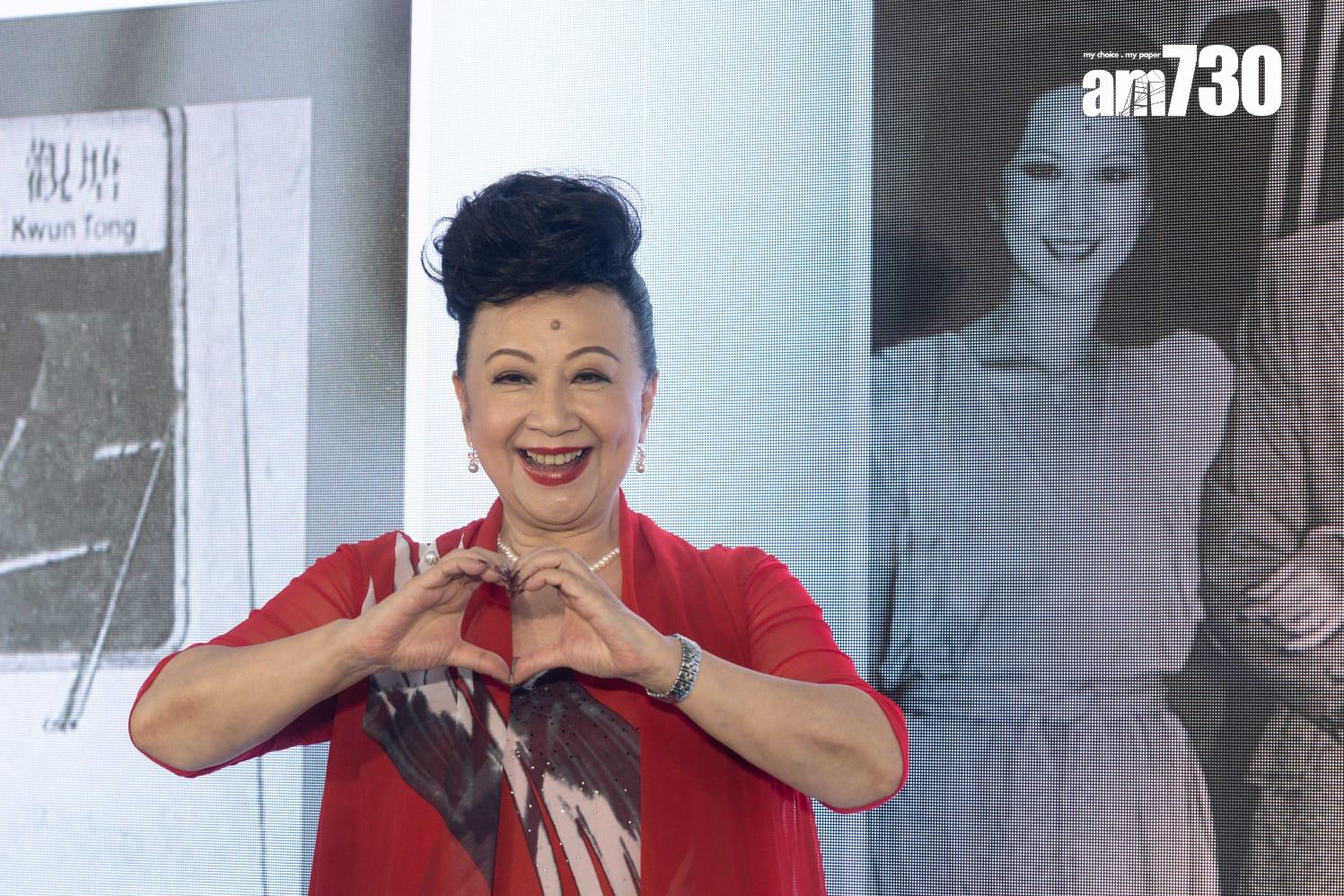 薛家燕出席港鐵活動,大會播出45年前家燕姐為港鐵拍廣告的照片。(蘇文傑攝)