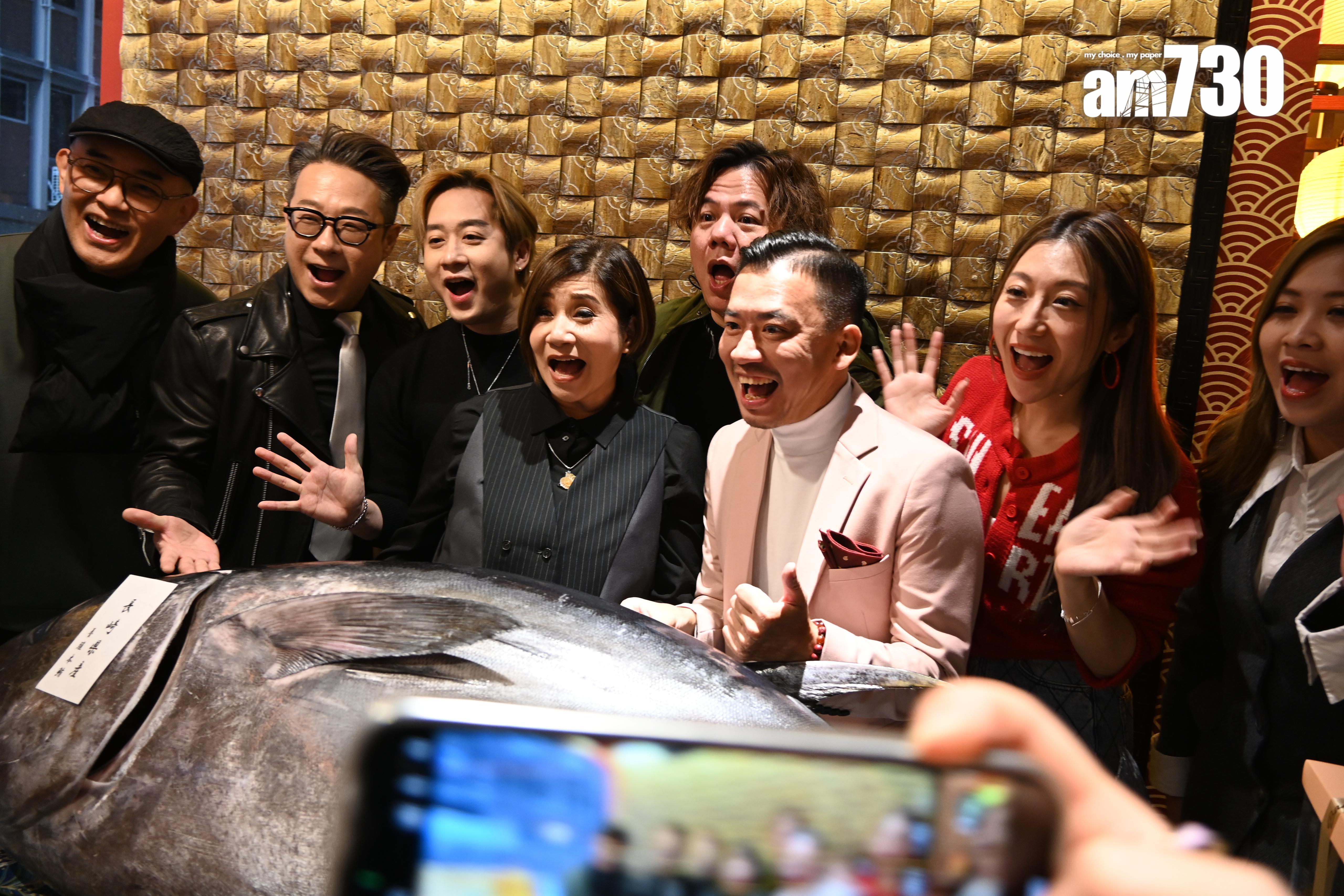 涂家堯有份投資的餐廳開幕,《中年好聲音》到場支持。(娛樂組攝)