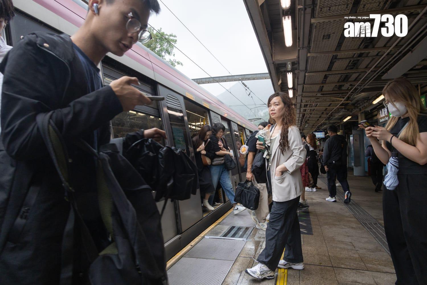 港鐵九龍塘站現上班人龍。(蘇文傑攝)