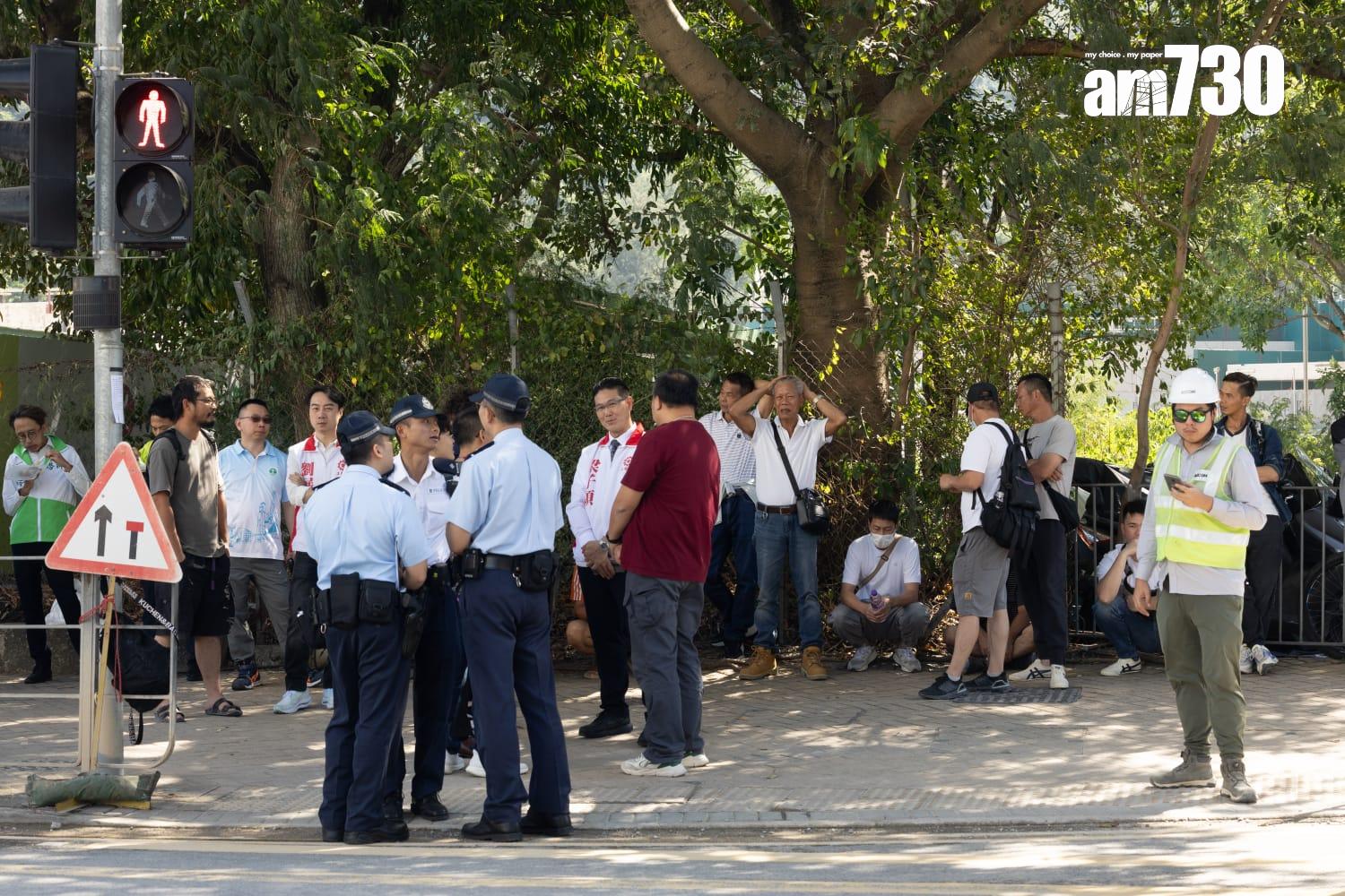 位於東涌一公屋地盤(迎東邨旁)主承建商欠下工人9月至10月薪金,受影響工人有250多人,到場聲援的約有80人,工種來自泥井、水喉、模板、雜工等,涉及金額為2,000萬元。(蘇文傑攝)