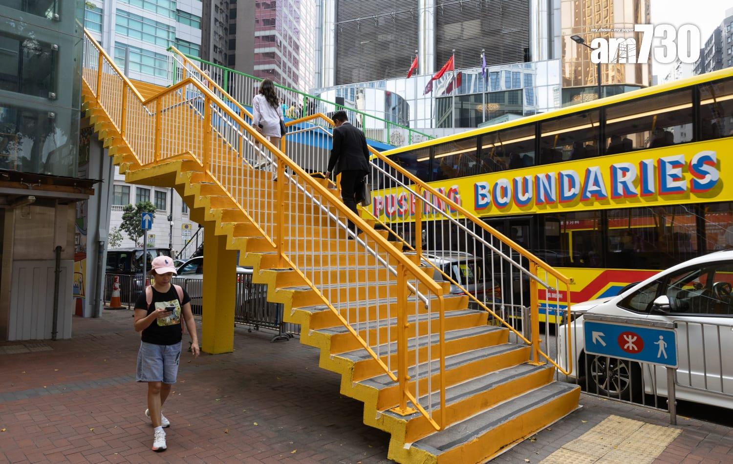 銅鑼灣「奧運橋」近日相關奧運設計圖案和資訊突然消失,路政署稱鑑於部分油漆已日漸褪色,故進行翻新工程,不涉更改現有的外觀設計,料於12月完成。(蘇文傑攝)