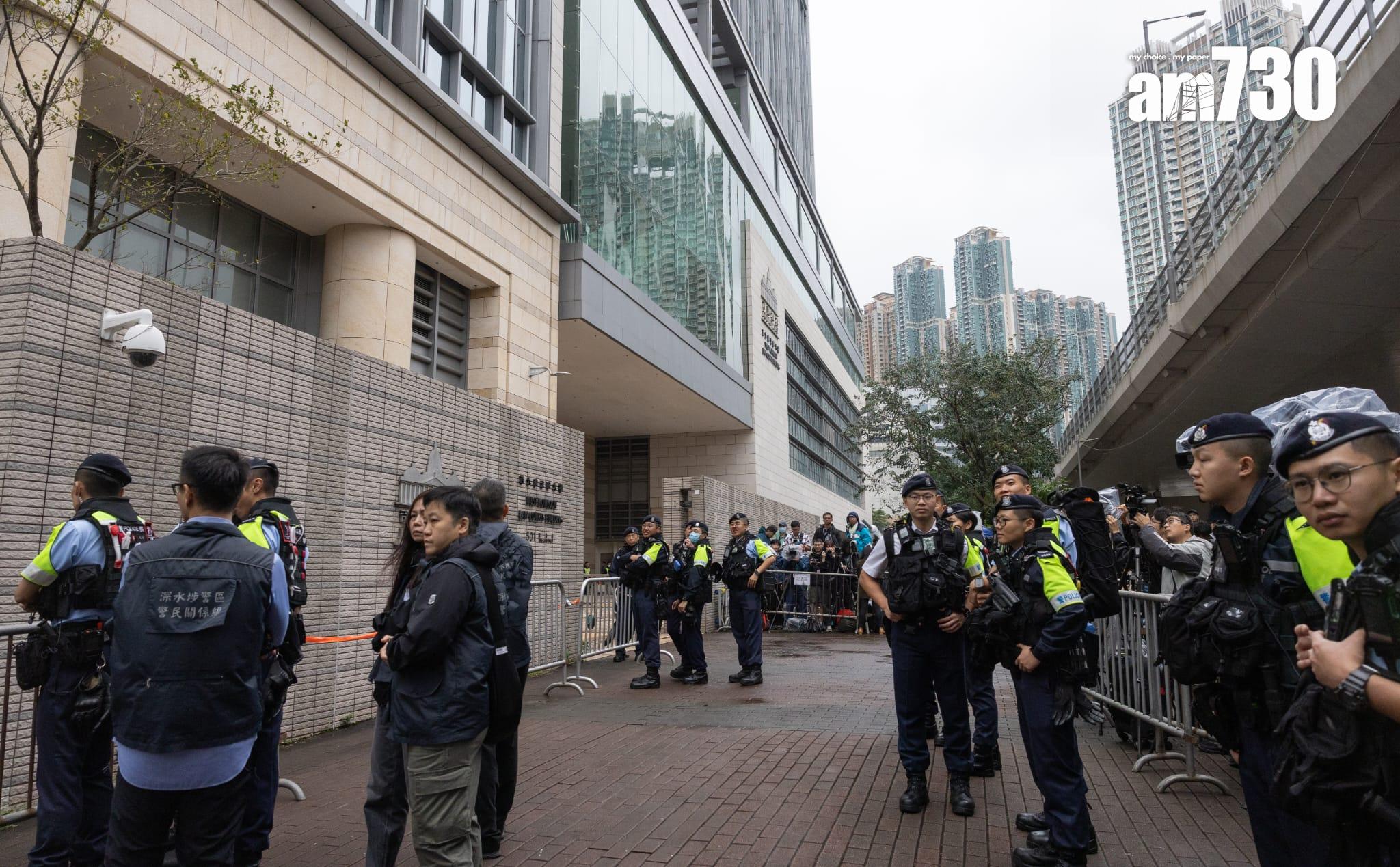 警方嚴陣以待,在法院大樓外駐守及巡邏。(蘇文傑攝)