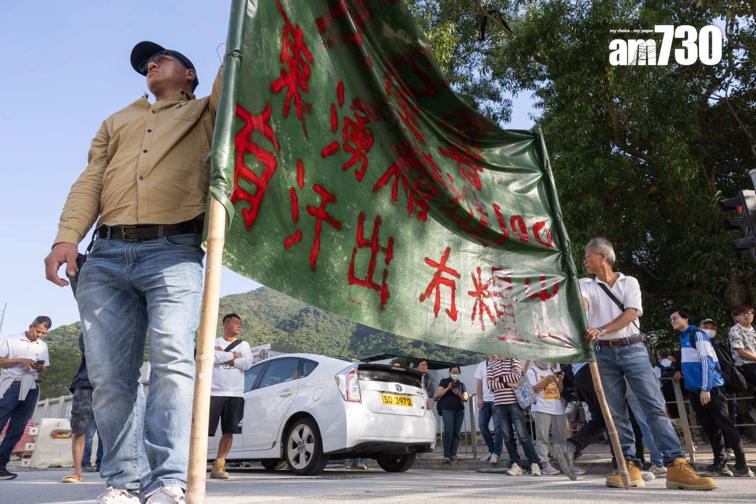 位於東涌一公屋地盤(迎東邨旁)主承建商欠下工人9月至10月薪金,受影響工人有250多人,到場聲援的約有80人,工種來自泥井、水喉、模板、雜工等,涉及金額為2,000萬元。(蘇文傑攝)