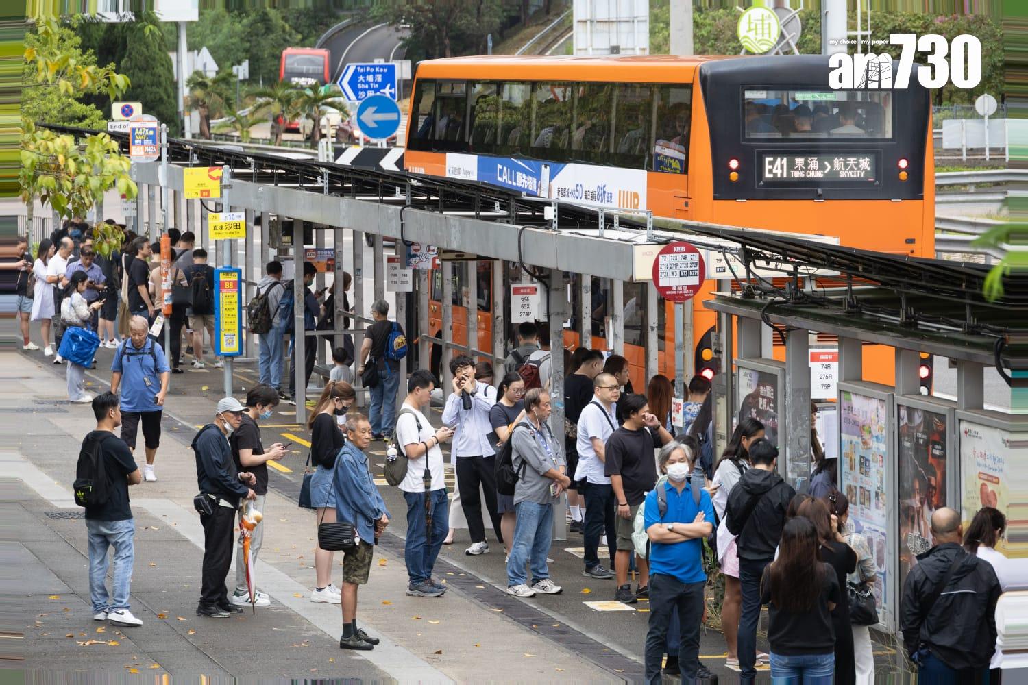 巴士站擠滿陸續前往乘車上班的市民。(蘇文傑攝)