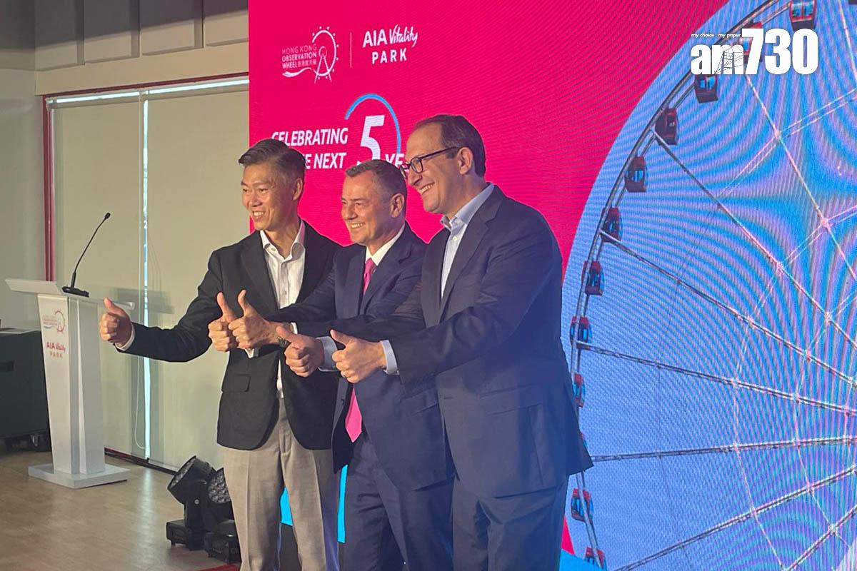 Randy Bloom(右)表示,香港摩天輪去年接待人次創歷史新高。(陳家莉攝)