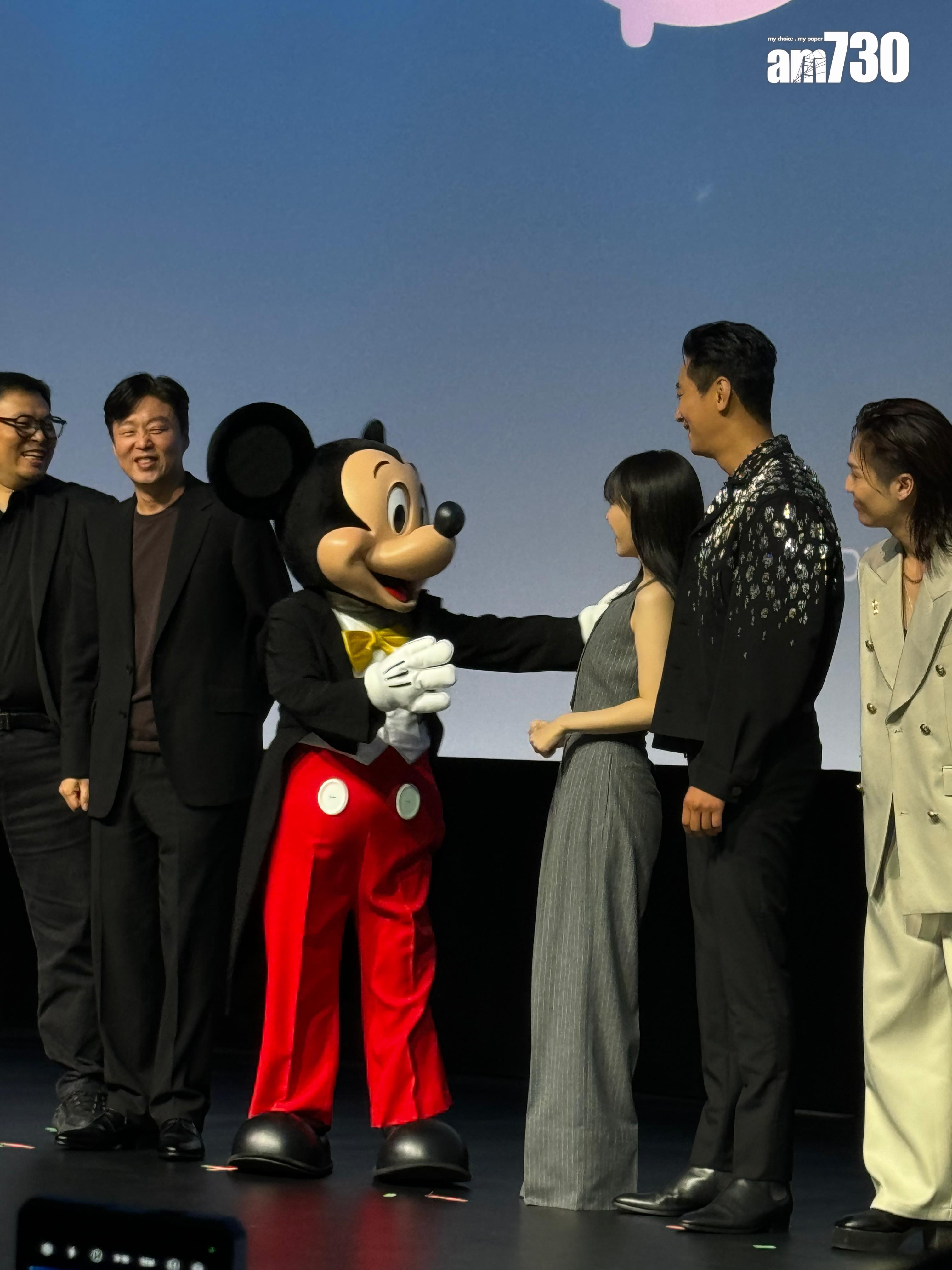 朴寶英有幸親親米奇老鼠。 (娛樂組攝)