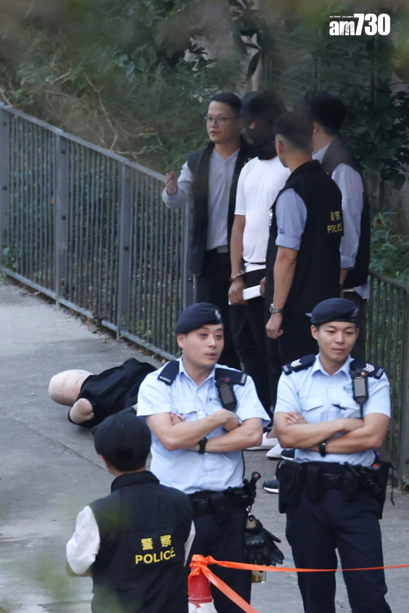 壁屋懲教員遇襲案,警方將一名被捕人士押返現場重組案情,安排假人及「長條武器」。(林俊源攝)