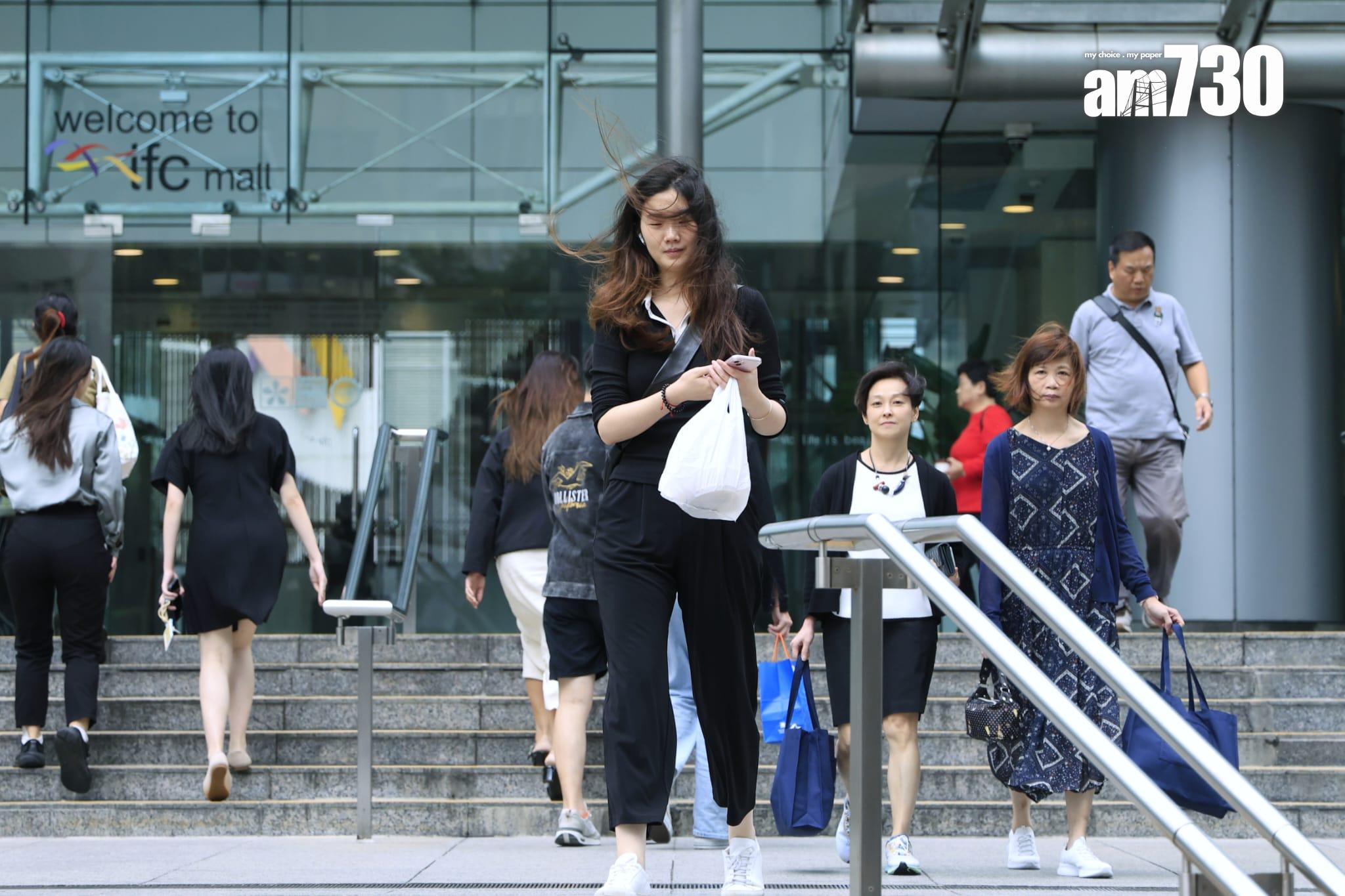 熱帶氣旋桃芝即將進入本港800公里範圍,天文台會在今晚10時20分發出一號戒備信號。(林俊源攝)