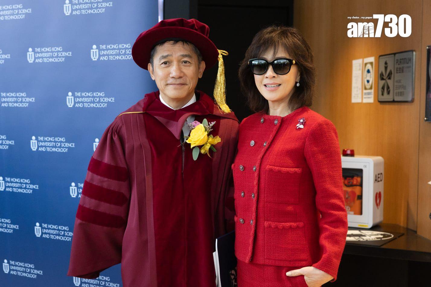 劉嘉玲現身見證梁朝偉獲科大頒榮譽博士。 (蘇文傑攝)