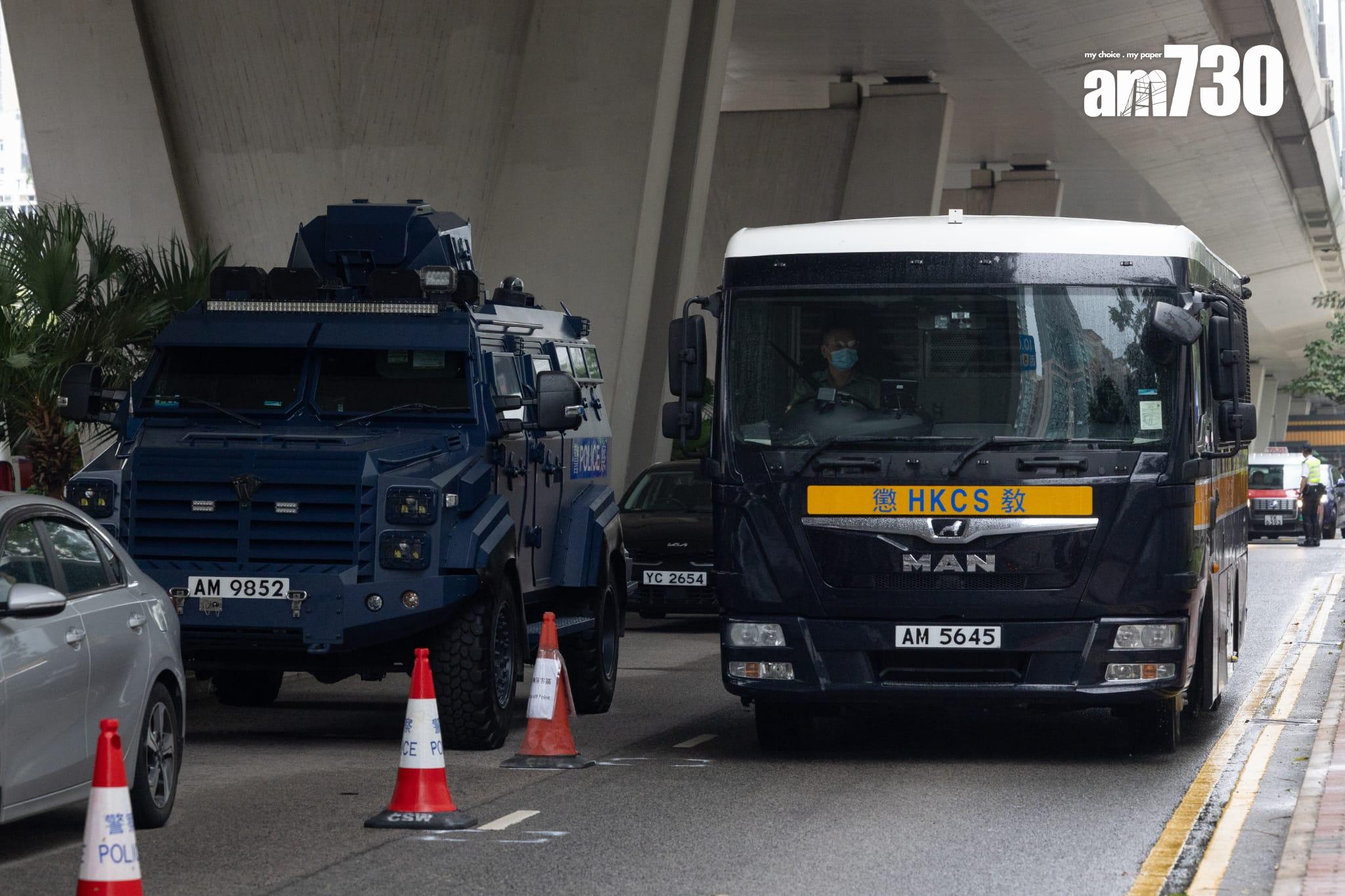 警方出動多部警車,包括「劍齒虎」裝甲車在場候命。(蘇文傑攝)