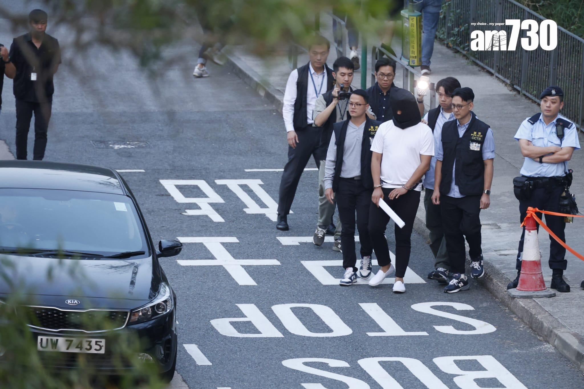 壁屋懲教員遇襲案,警方將一名被捕人士押返現場重組案情,安排假人及「長條武器」。(林俊源攝)