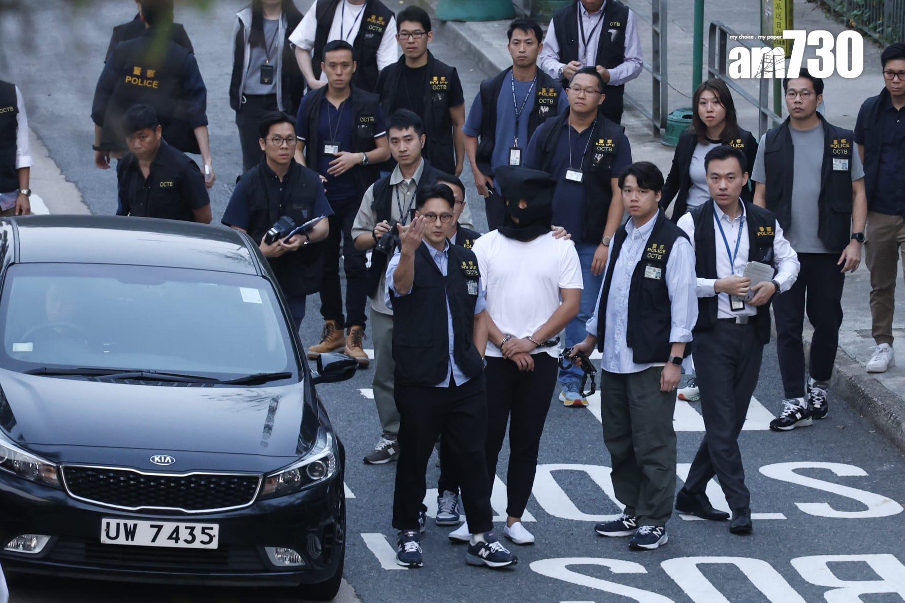 壁屋懲教員遇襲案,警方將一名被捕人士押返現場重組案情,安排假人及「長條武器」。(林俊源攝)