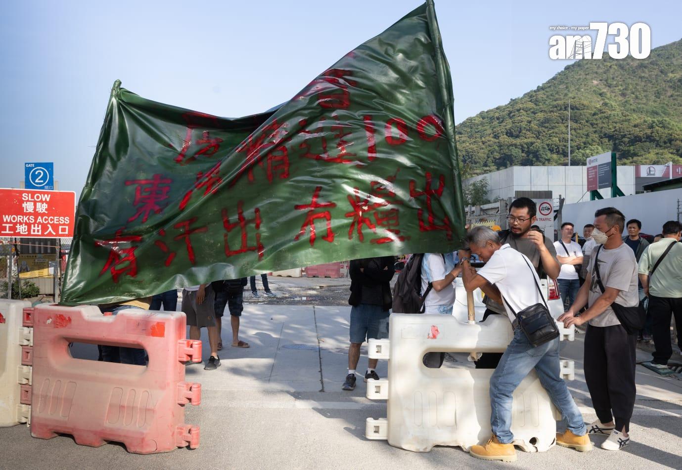 位於東涌一公屋地盤(迎東邨旁)主承建商欠下工人9月至10月薪金,受影響工人有250多人,到場聲援的約有80人,工種來自泥井、水喉、模板、雜工等,涉及金額為2,000萬元。(蘇文傑攝)