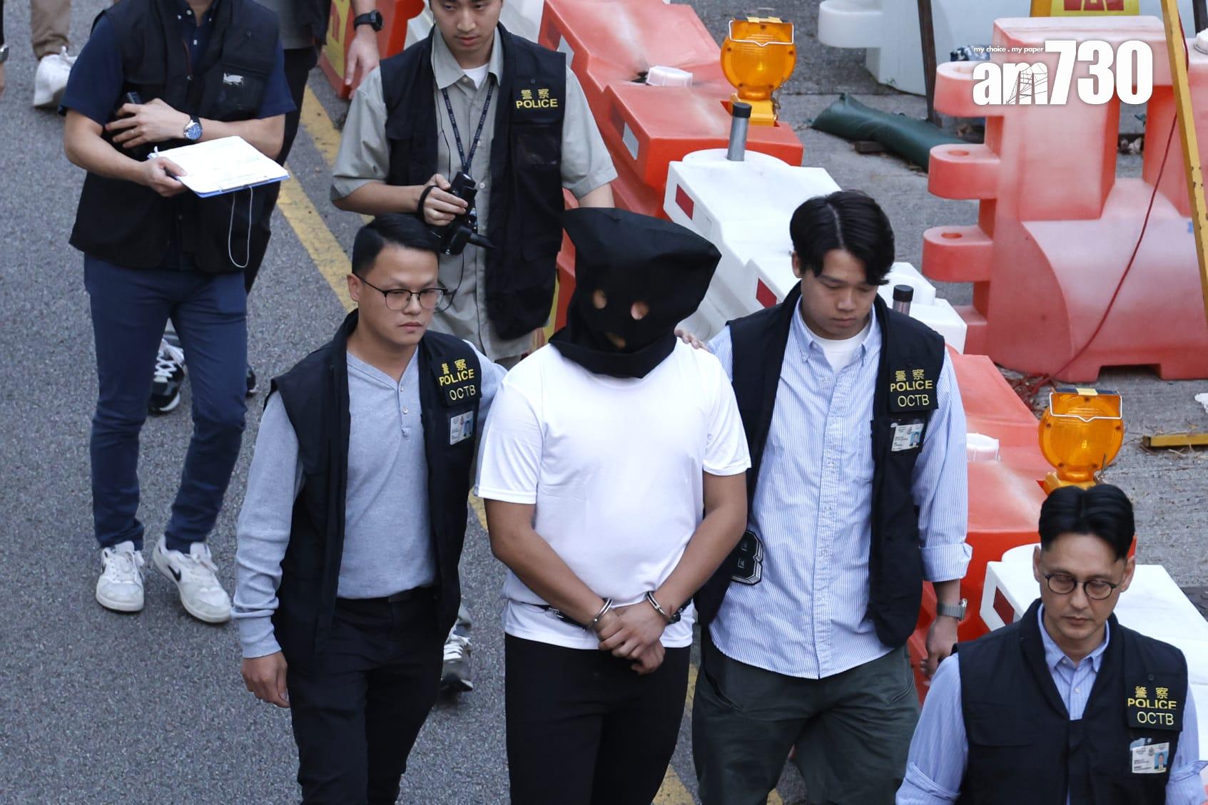 壁屋懲教員遇襲案,警方將一名被捕人士押返現場重組案情,安排假人及「長條武器」。(林俊源攝)