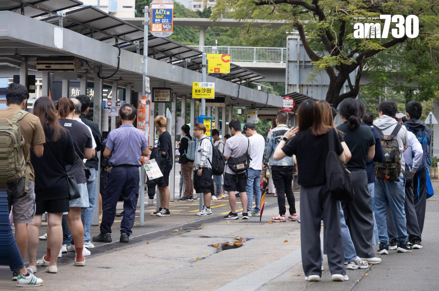 巴士站擠滿陸續前往乘車上班的市民。(蘇文傑攝)