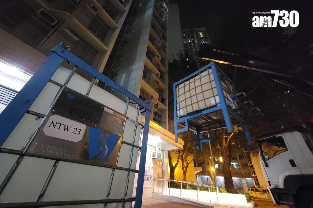 水務署在東涌各區安排水箱提供臨時食水供應,圖為富東邨。(鍾式明攝)
