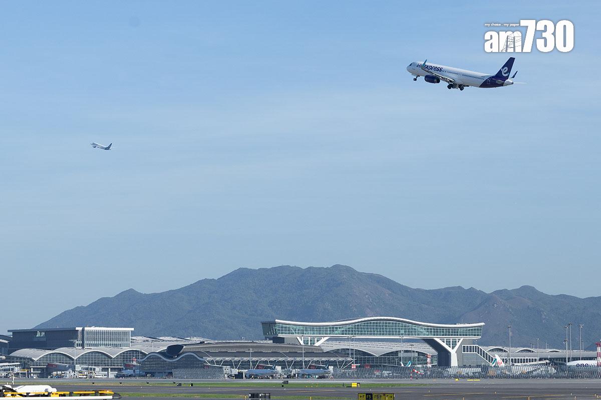 機場三跑道系統啟用首日,有飛機同時從南跑道和中跑道起飛。(蘇文傑攝)