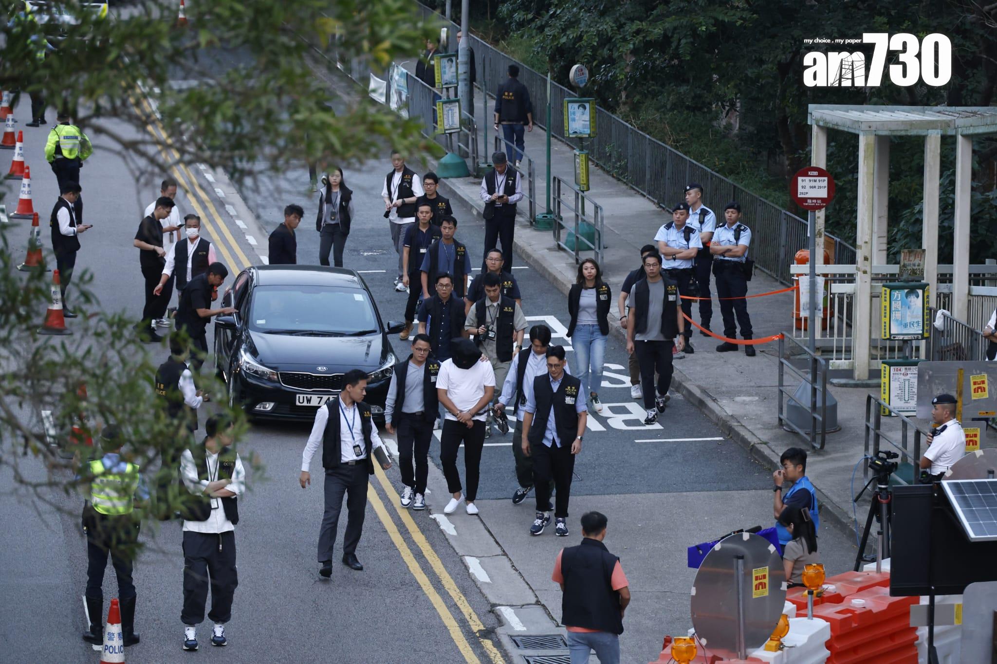 壁屋懲教員遇襲案,警方將一名被捕人士押返現場重組案情,安排假人及「長條武器」。(林俊源攝)