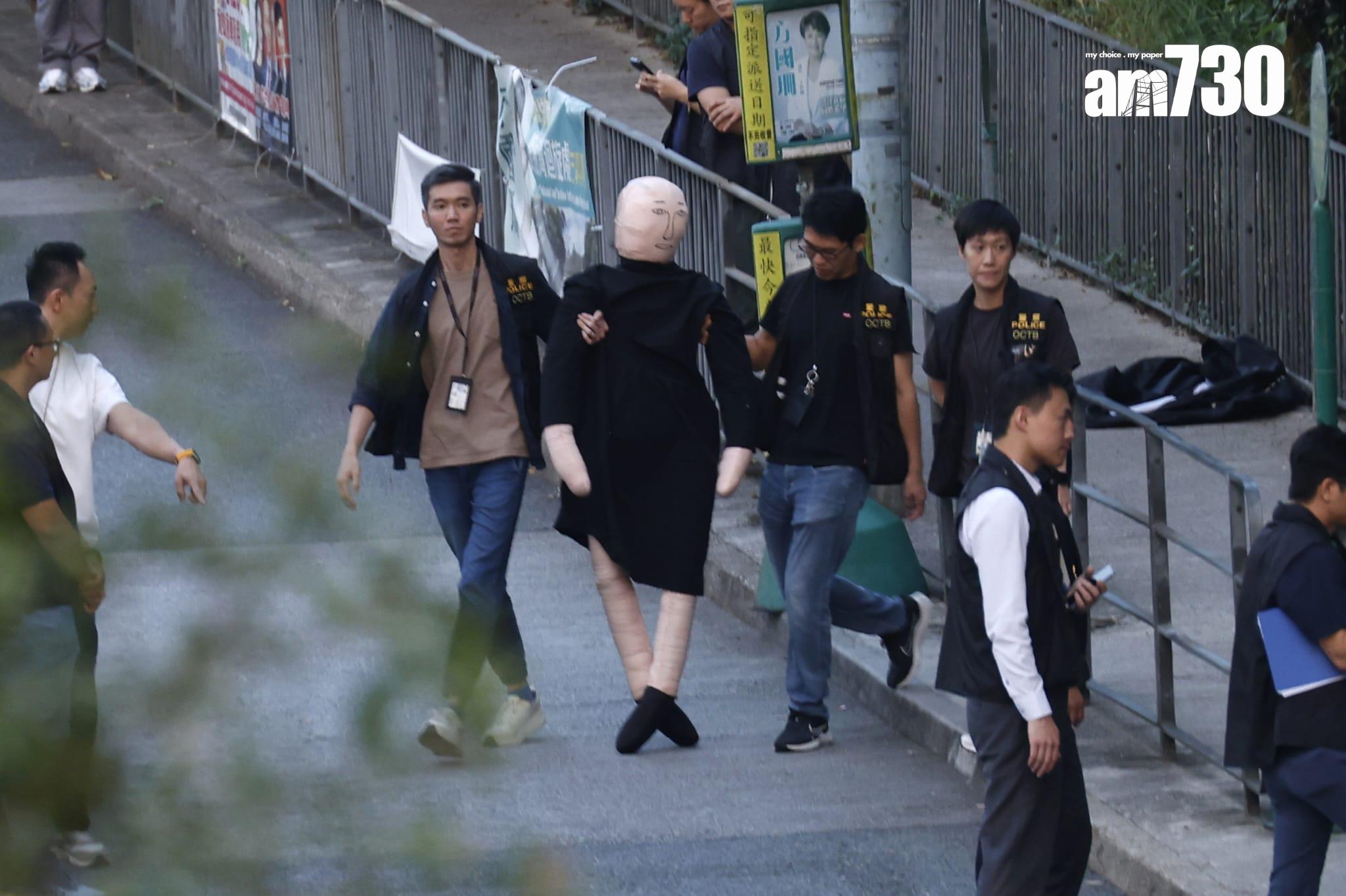 壁屋懲教員遇襲案,警方將一名被捕人士押返現場重組案情,安排假人及「長條武器」。(林俊源攝)