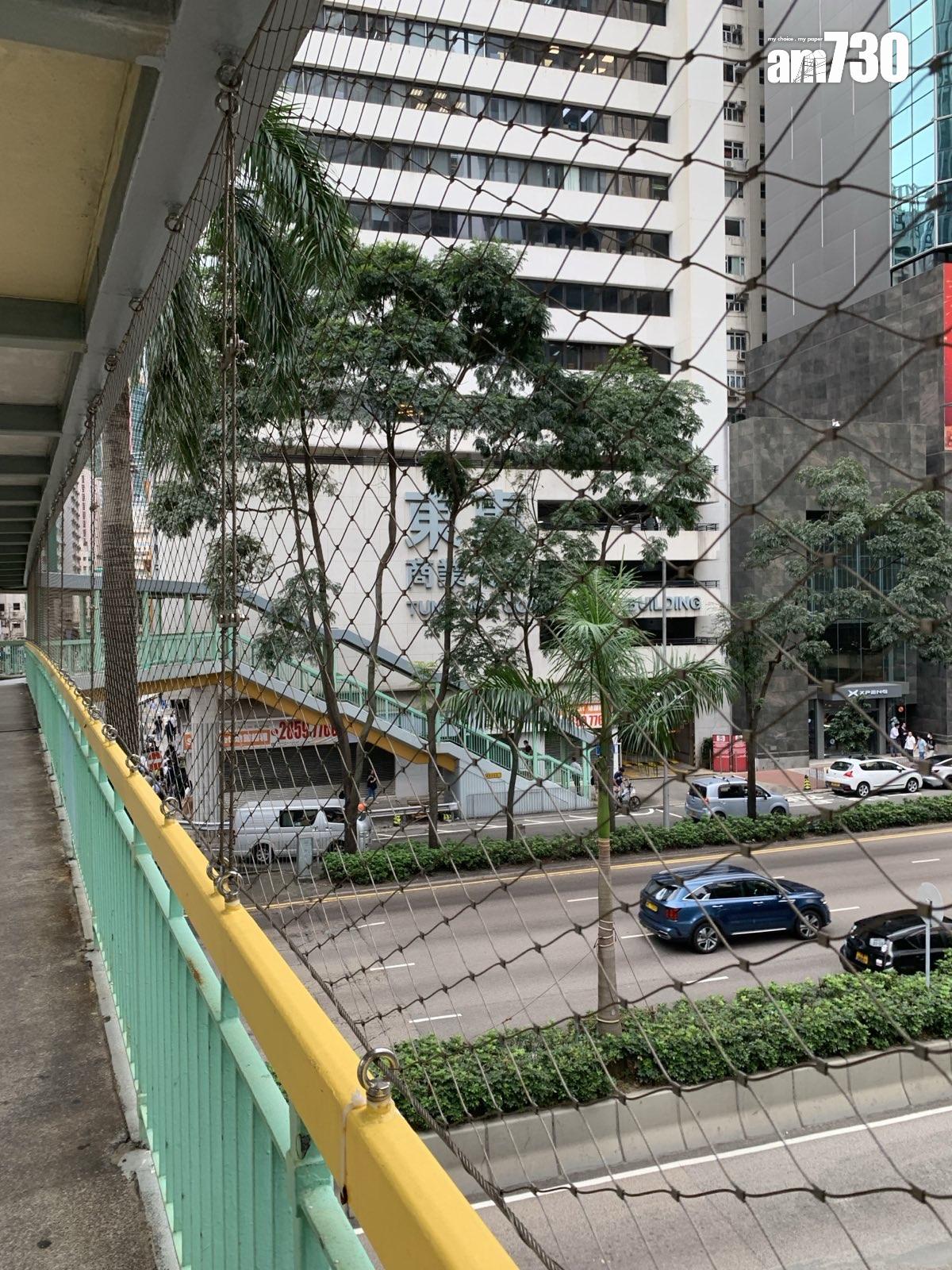 鄰近會展的告士打道天橋圍網仍未拆除