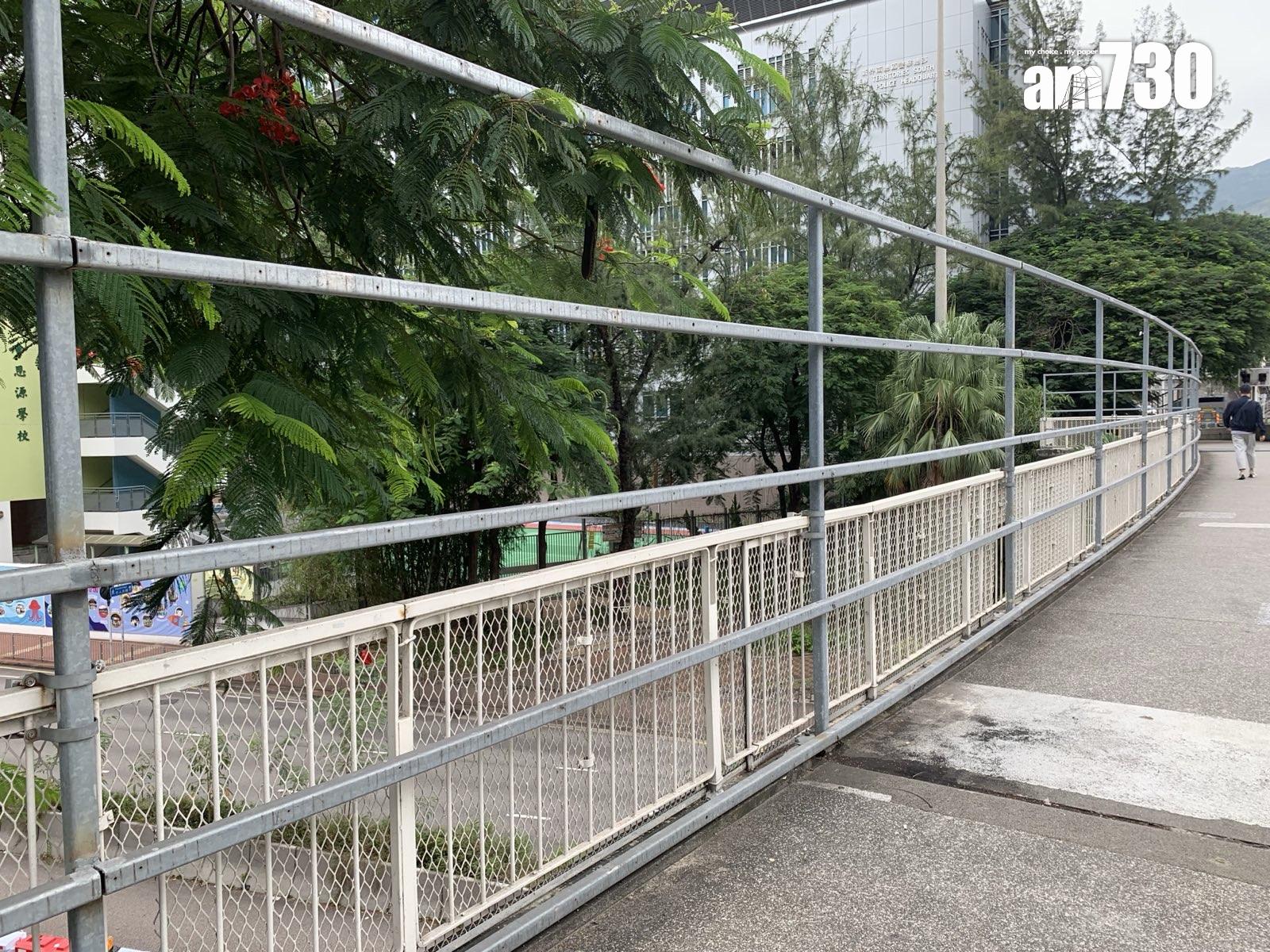 青山公路荃灣段一段天橋圍網近日拆去,僅餘鐵架。