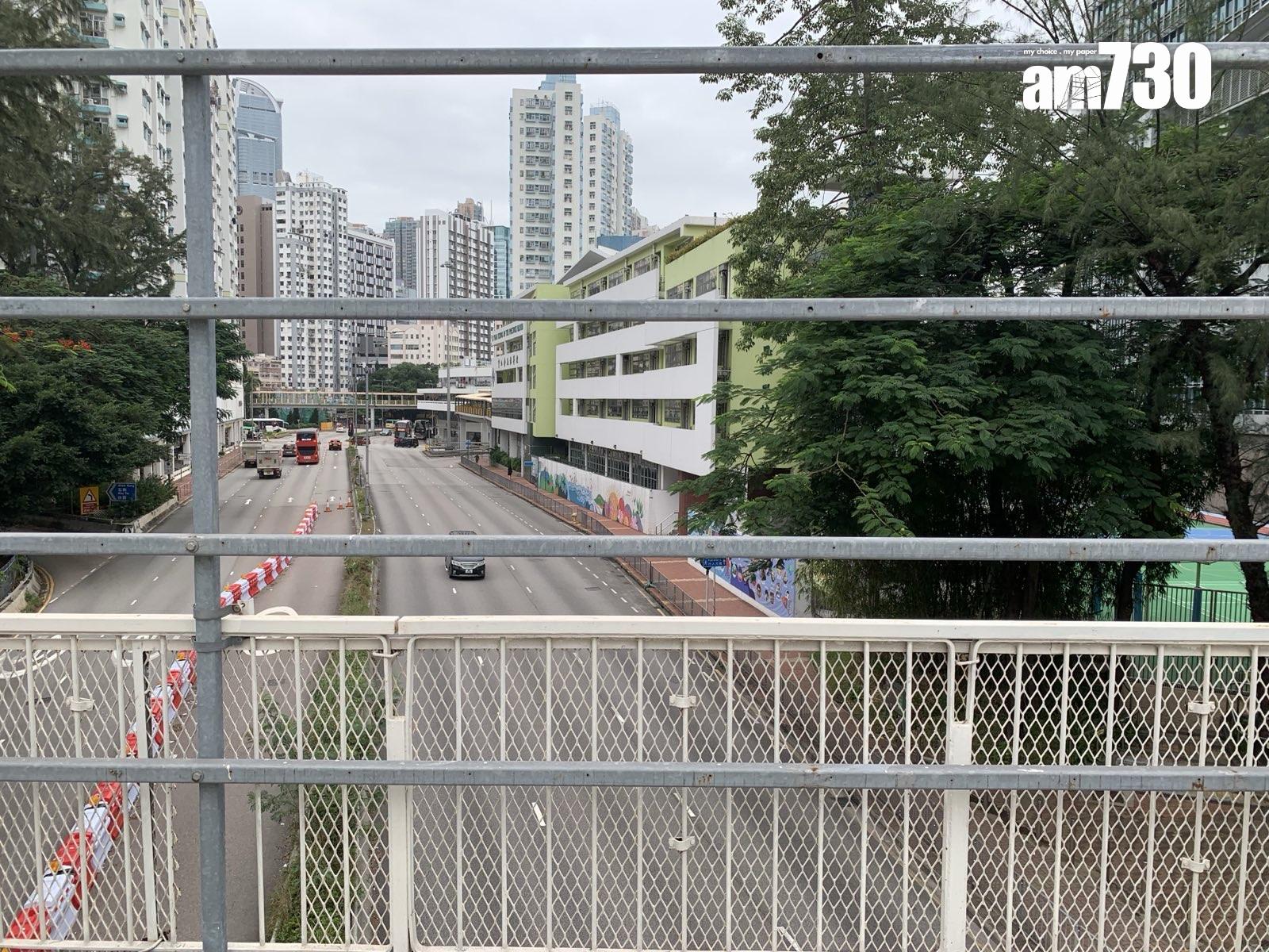 青山公路荃灣段一段天橋圍網近日拆去,僅餘鐵架。