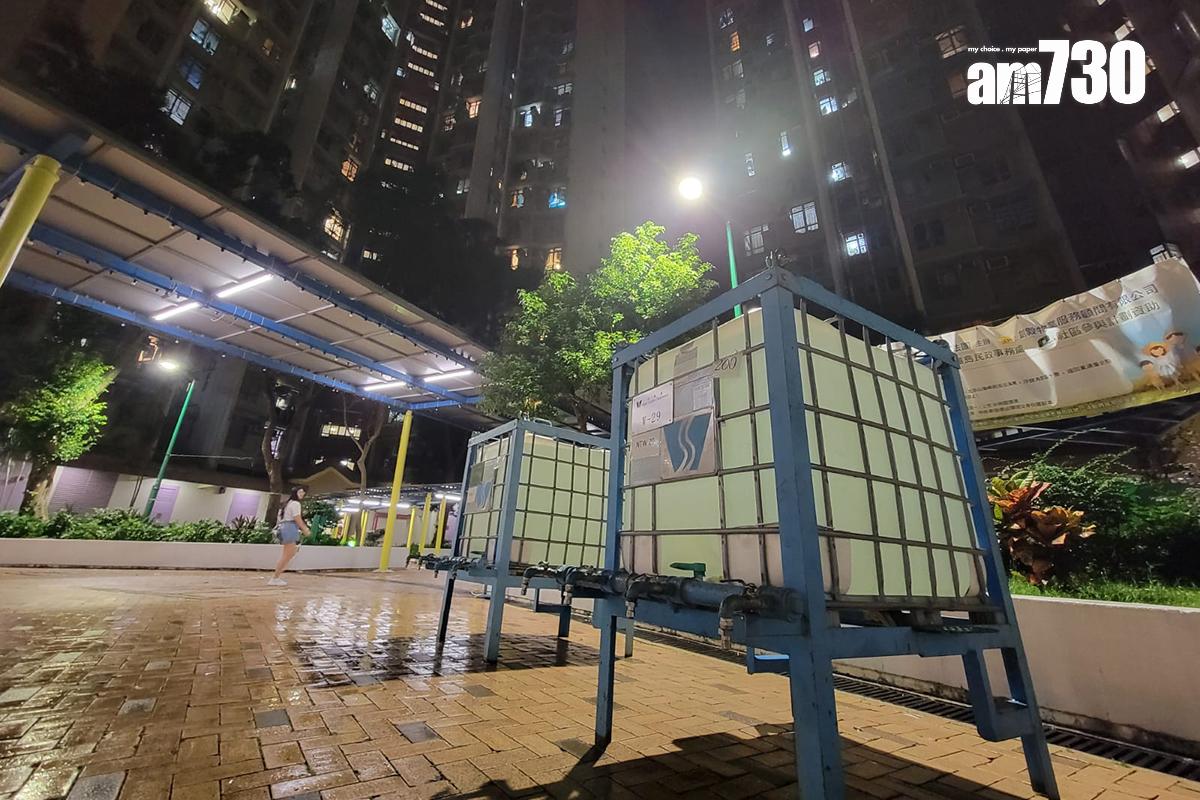 水務署在東涌各區安排水箱提供臨時食水供應,圖為富東邨。(鍾式明攝)