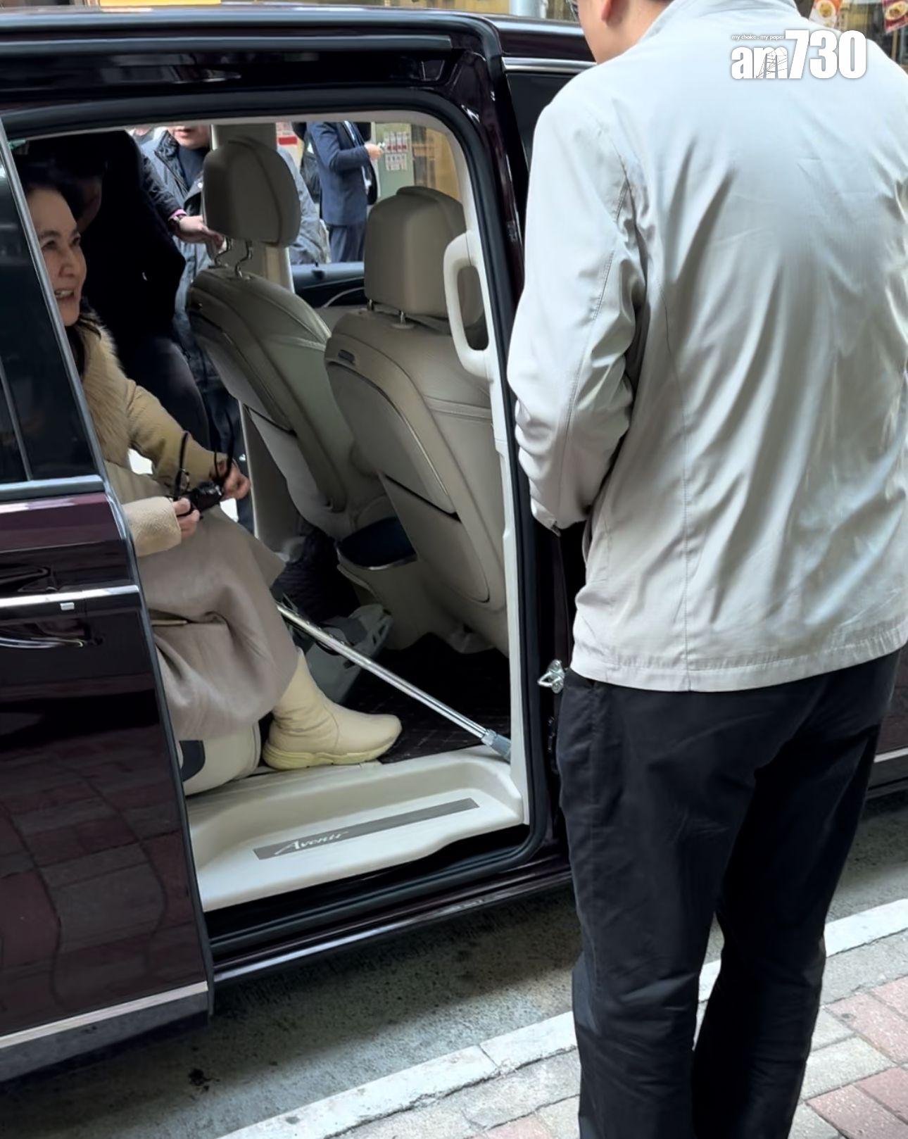 胡慧中左腳受傷,要撐拐杖及戴上腳骨折固定支架。 (娛樂組攝)