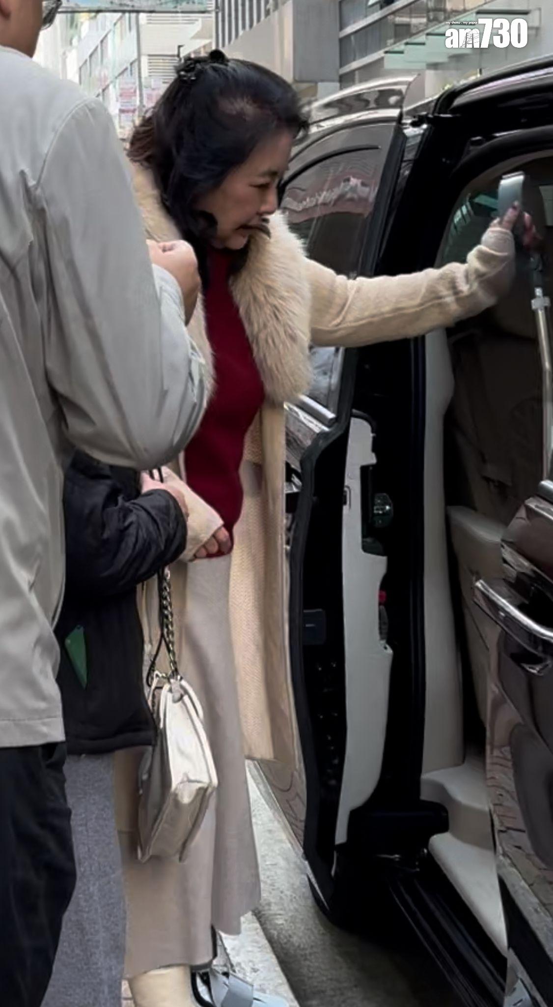 胡慧中左腳受傷,要撐拐杖及戴上腳骨折固定支架。 (娛樂組攝)