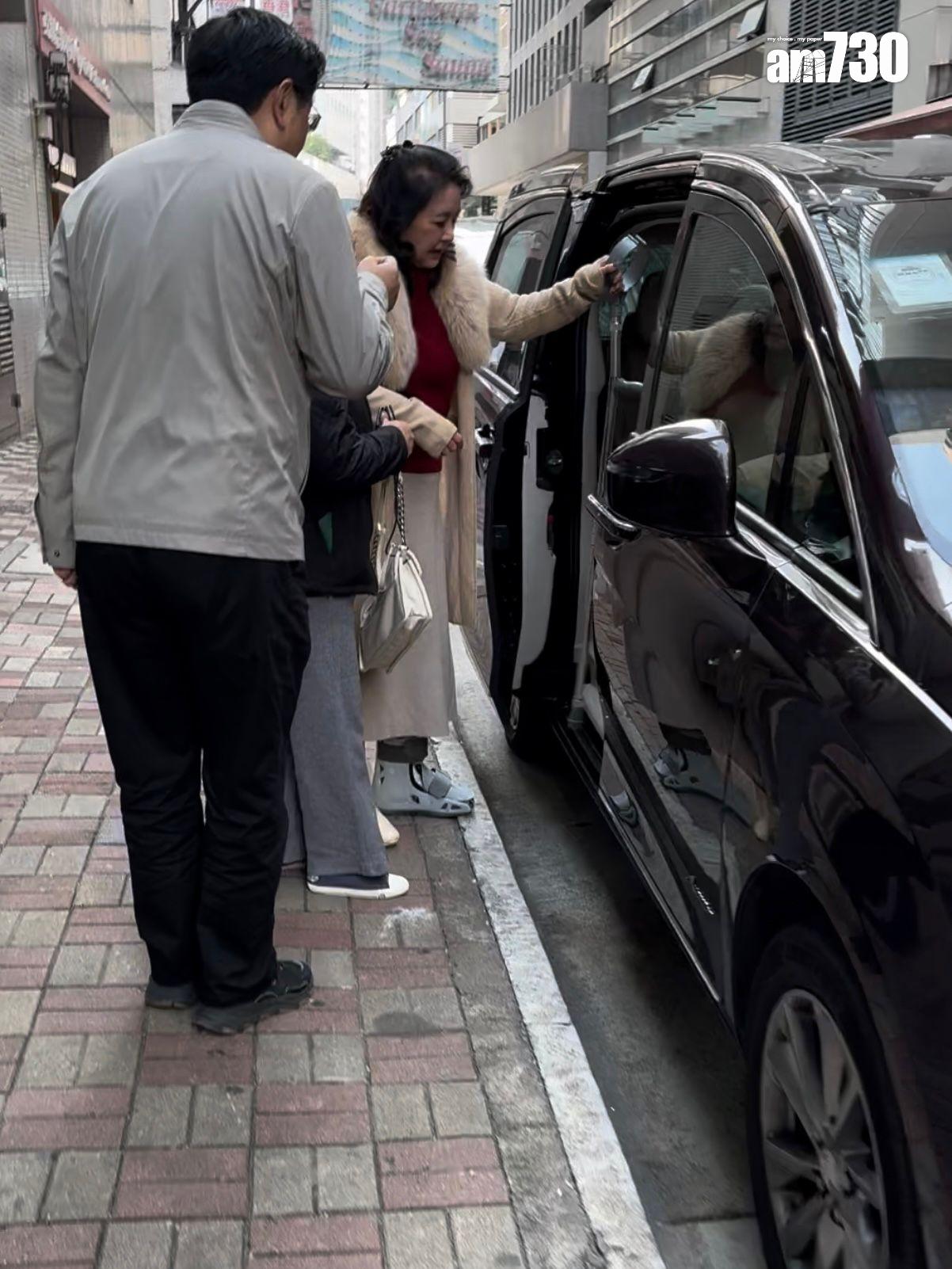 胡慧中左腳受傷,要撐拐杖及戴上腳骨折固定支架。 (娛樂組攝)