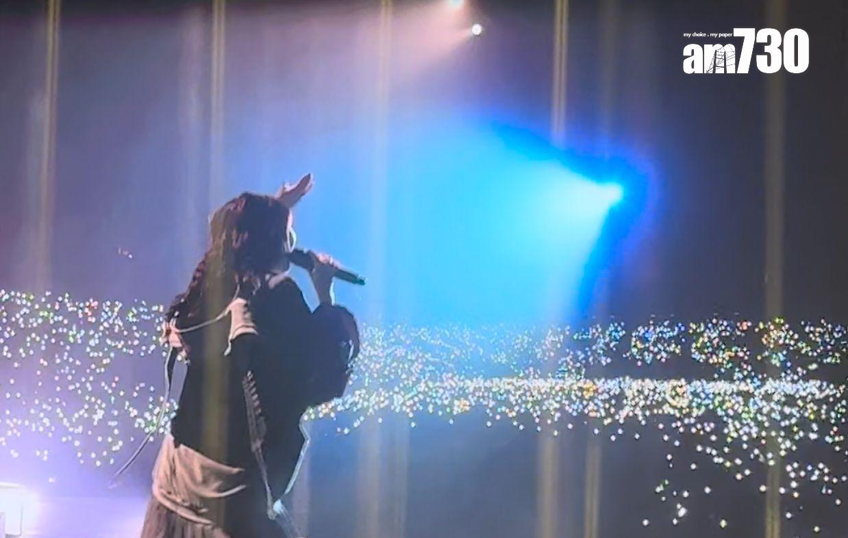 全場亮起手機燈,場面壯觀。