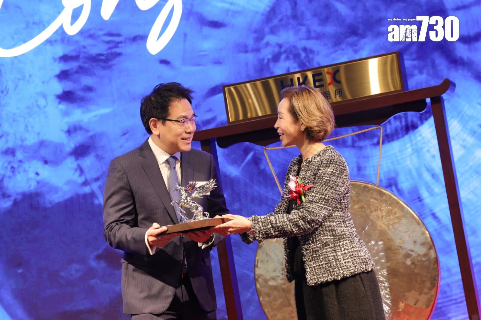 由藝人郭晉安及胞姊郭致因創辦的草姬集團首日掛牌。(吳康琦攝)