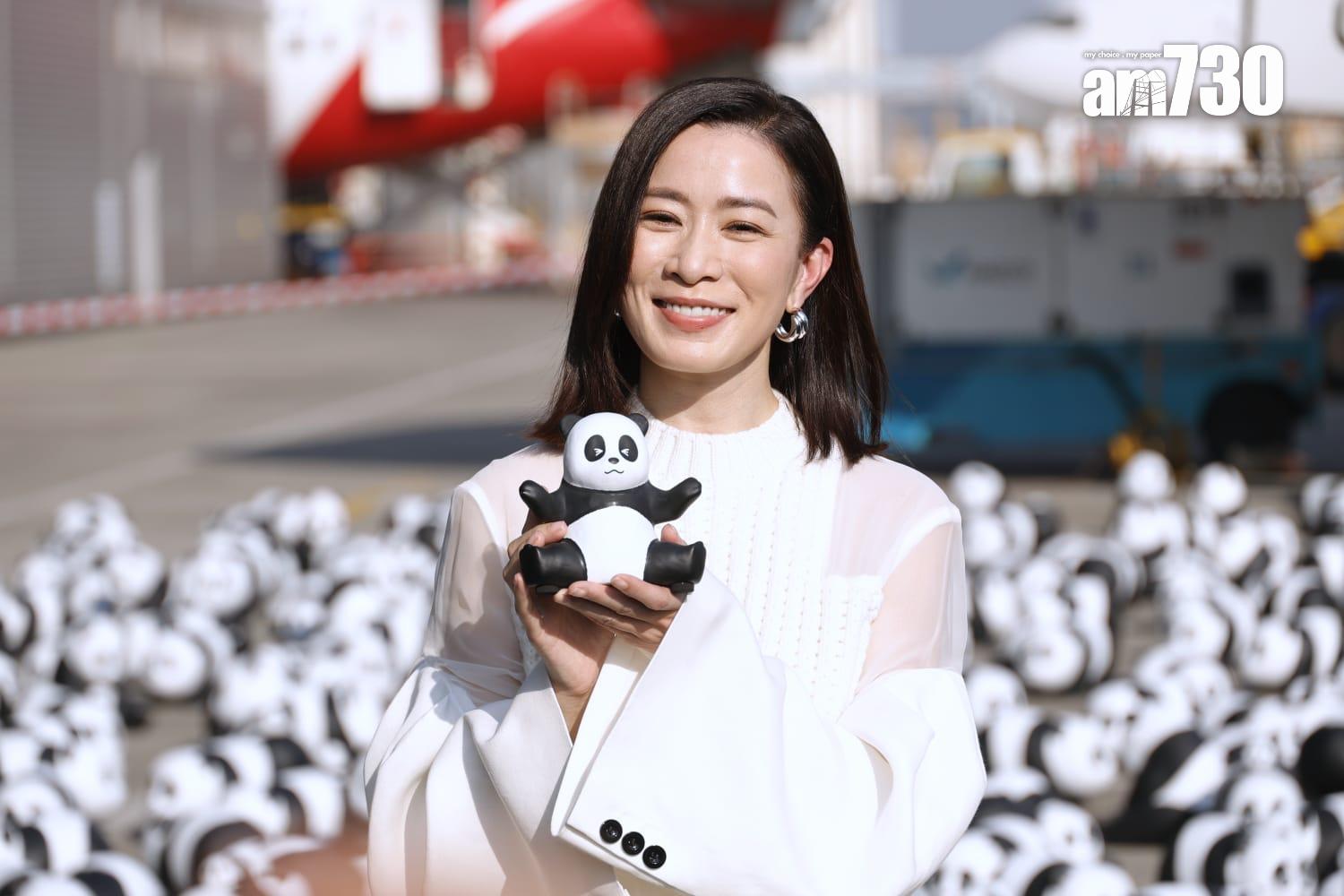 佘詩曼化身「熊貓領隊」到機場禁區出席《PANDA GO!香港遊》歡迎儀式,與2500隻熊貓雕塑一齊「登陸」。(林俊源攝)