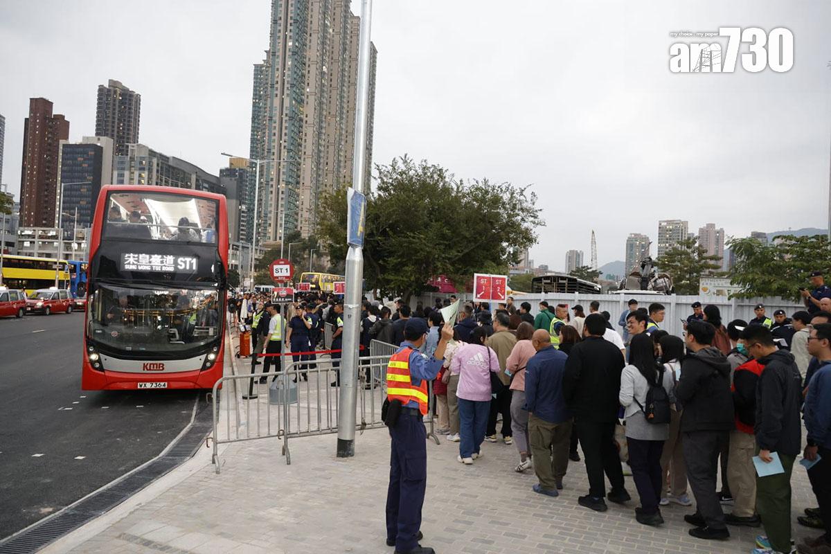 參加者排隊乘搭散場巴士路線。(林俊源攝)