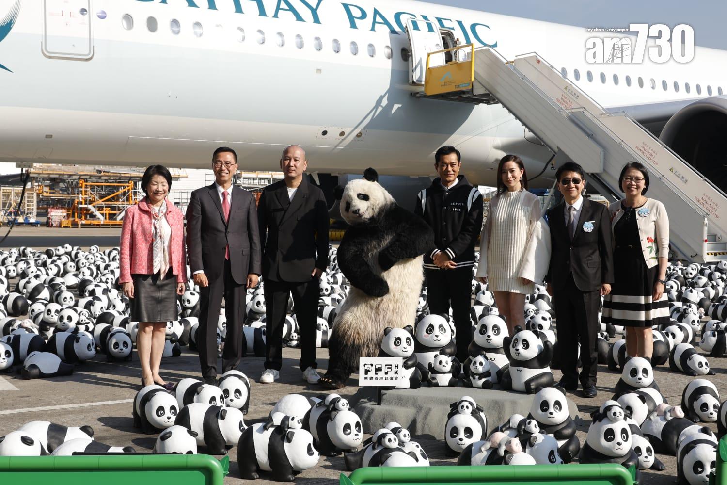 古天樂及佘詩曼化身「熊貓領隊」到機場禁區出席《PANDA GO!香港遊》歡迎儀式,與2500隻熊貓雕塑一齊「登陸」。(林俊源攝)