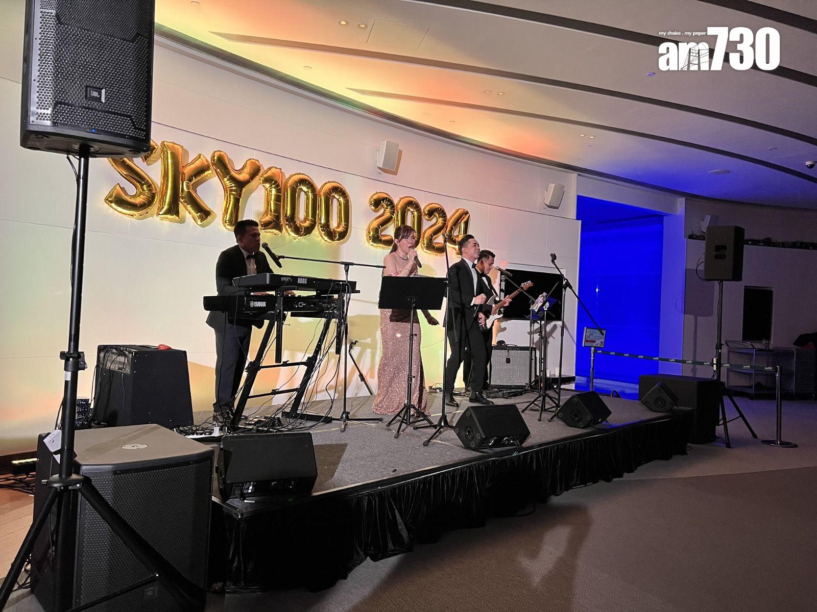 跨年節目包括在高空中觀賞煙花秀,欣賞樂隊現場演奏和雜耍表演等。