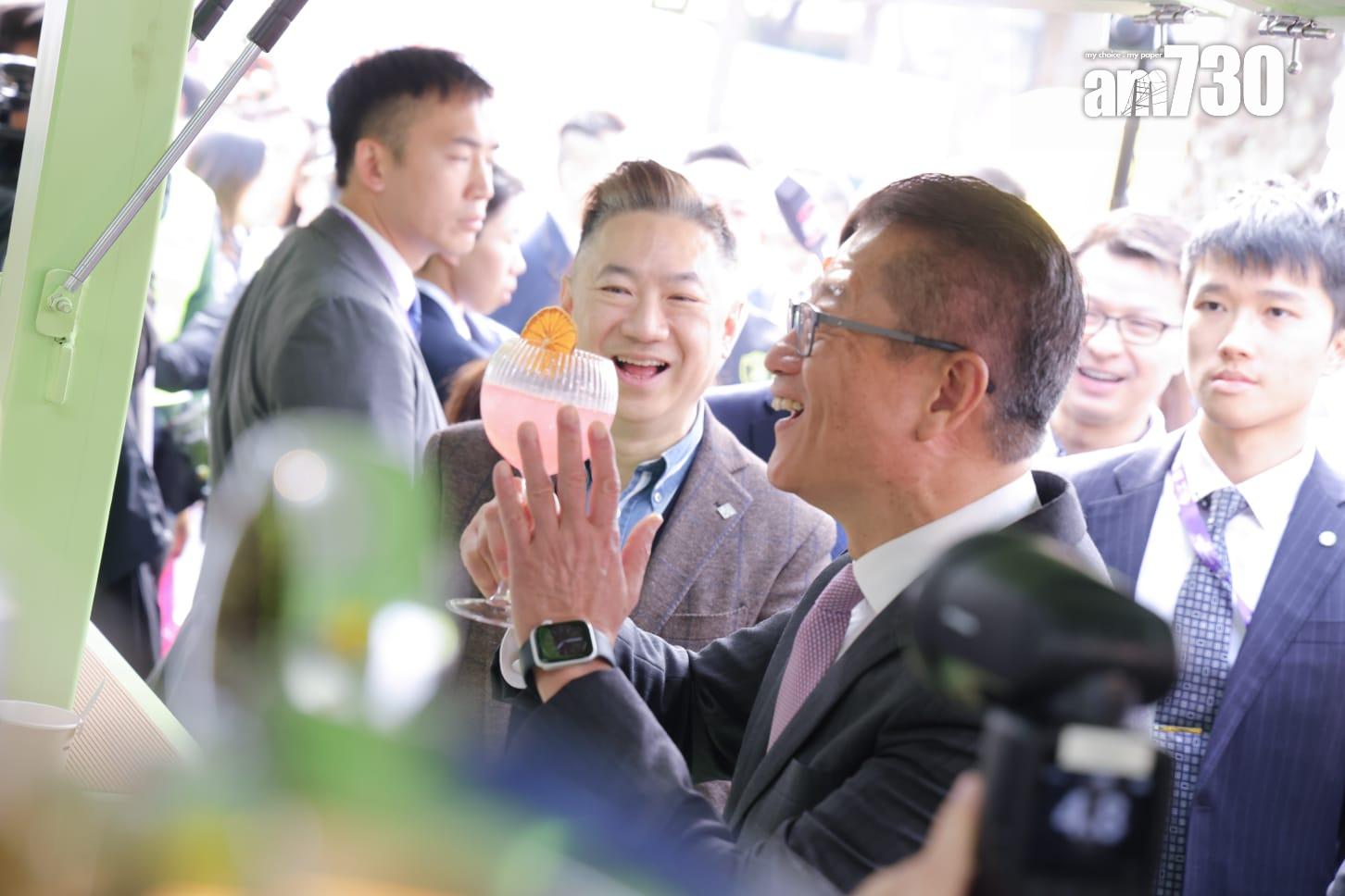 陳茂波品嚐了「粉紅獵犬雞尾酒」。(吳康琦攝)