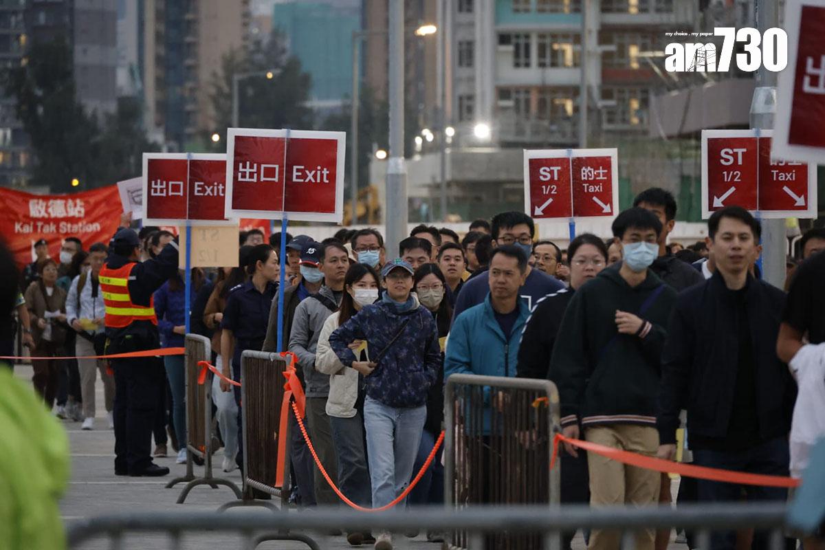 參加者排隊乘搭散場巴士路線。(林俊源攝)