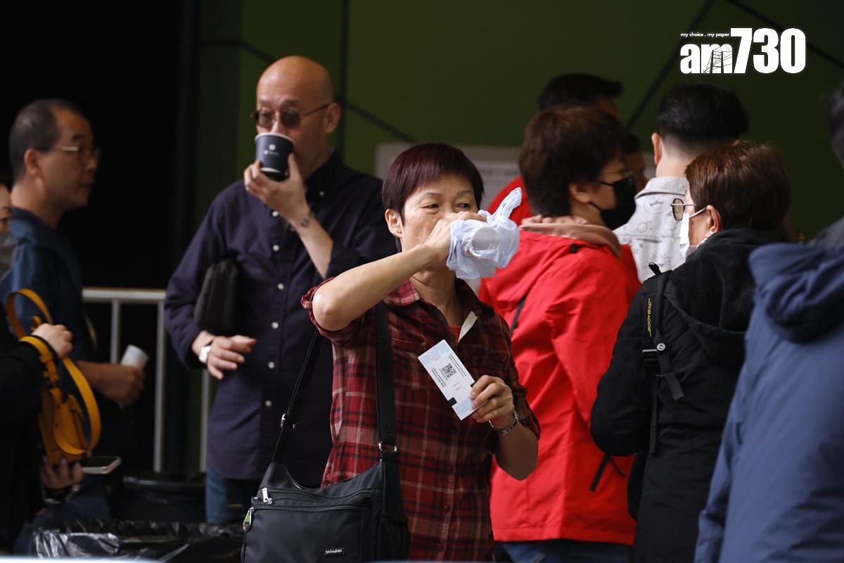 入場觀眾模擬接受安全檢查程序。(林俊源攝)