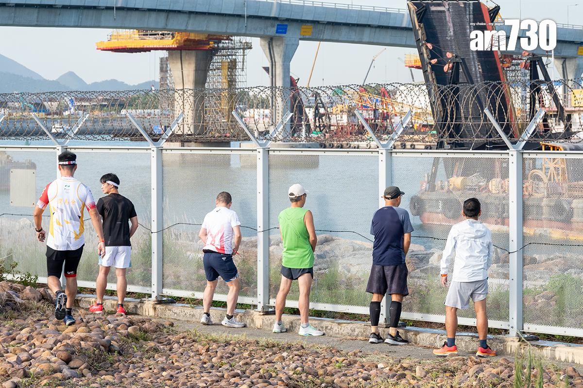 香港之前有跑步賽事唔夠廁所,一眾男跑手要企埋一邊「就地解決」。(資料圖片)