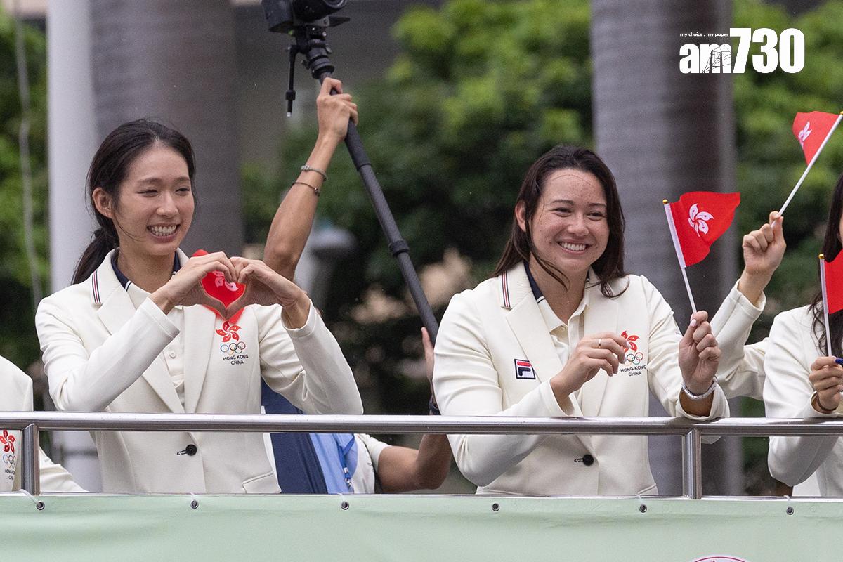 江旻憓(左)和何詩蓓(右)參加奧運香港代表團巴士巡遊。(資料圖片/蘇文傑攝)