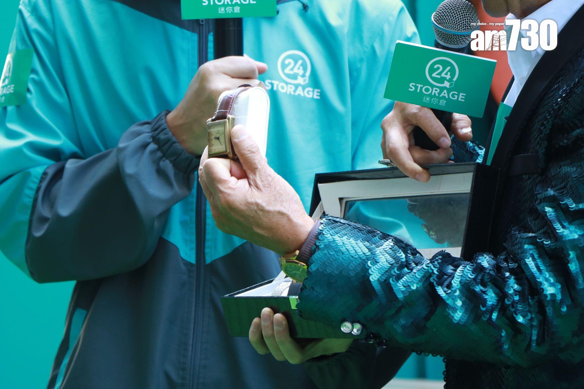 李龍基今日展示自己的珍藏名錶。 (娛樂組攝)