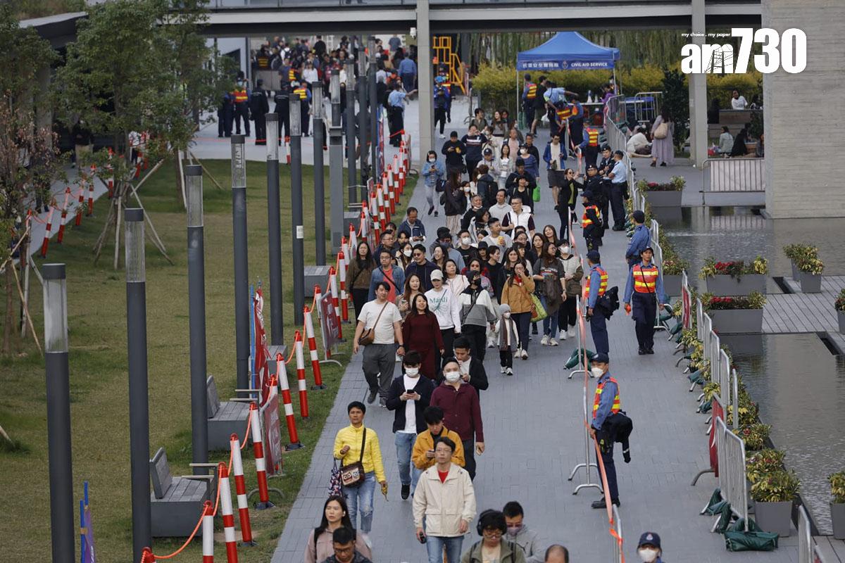 參加者按指示步行前往啟德體藝館。(林俊源攝)