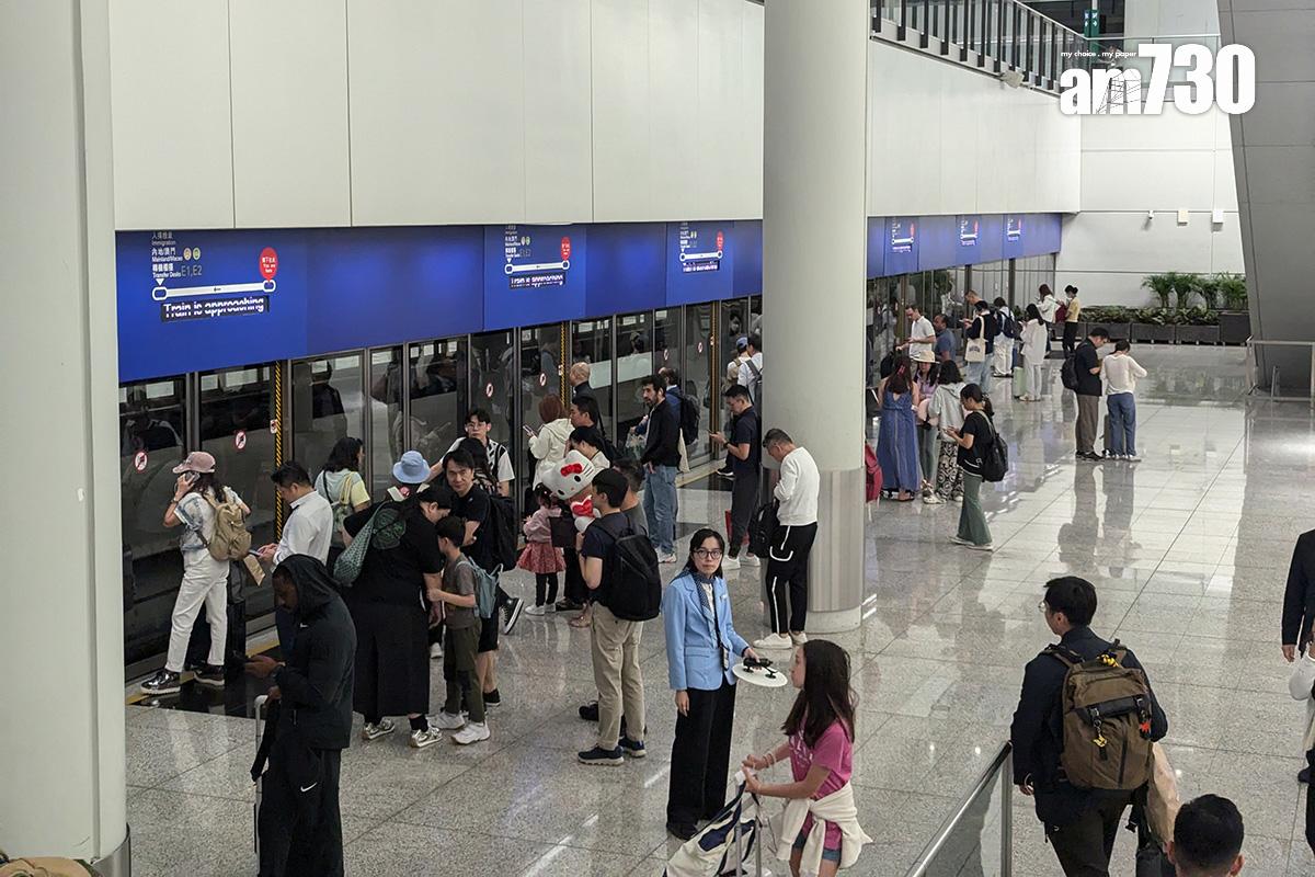 機場旅客捷運系統接載旅客往來一號客運大樓、T1中場客運廊與海天中轉大樓。(資料圖片/羅庸軒攝)