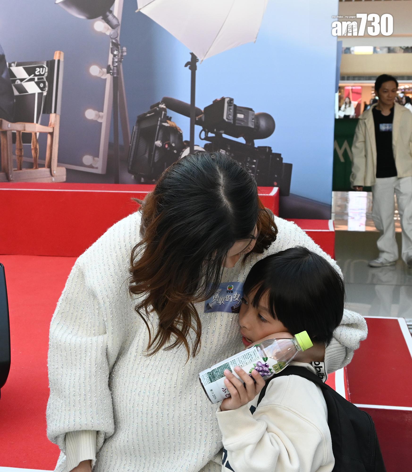 賴慰玲的囝囝陪媽咪開工,全程表現乖巧。(娛樂組攝)