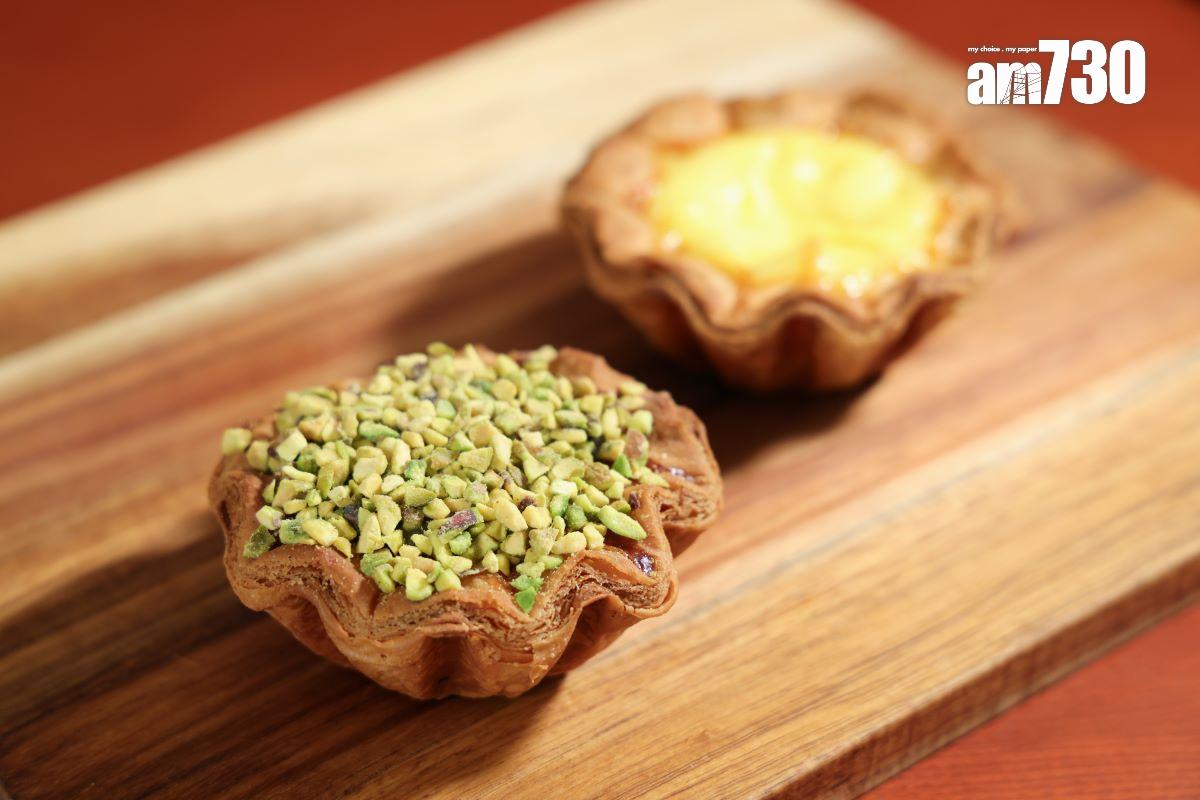 開心果千層蛋撻$24、焦糖千層蛋撻$17 撻底層次多十分酥脆,蛋餡質感豐厚。