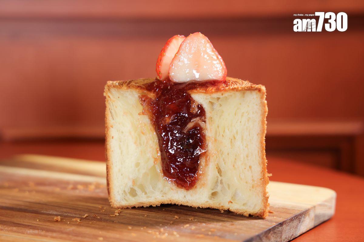 草莓立方千層酥釀了自製甜蜜草莓果醬。